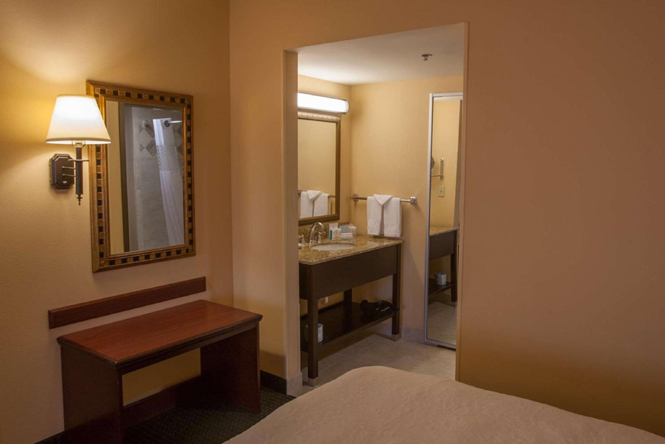 One-Bedroom Queen Suite with Two Queen Beds - Non-Smoking - Photo 5