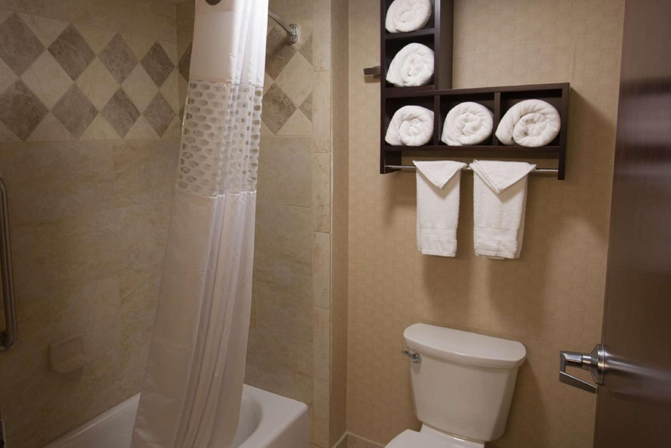 One-Bedroom Queen Suite with Two Queen Beds - Non-Smoking - Photo 2