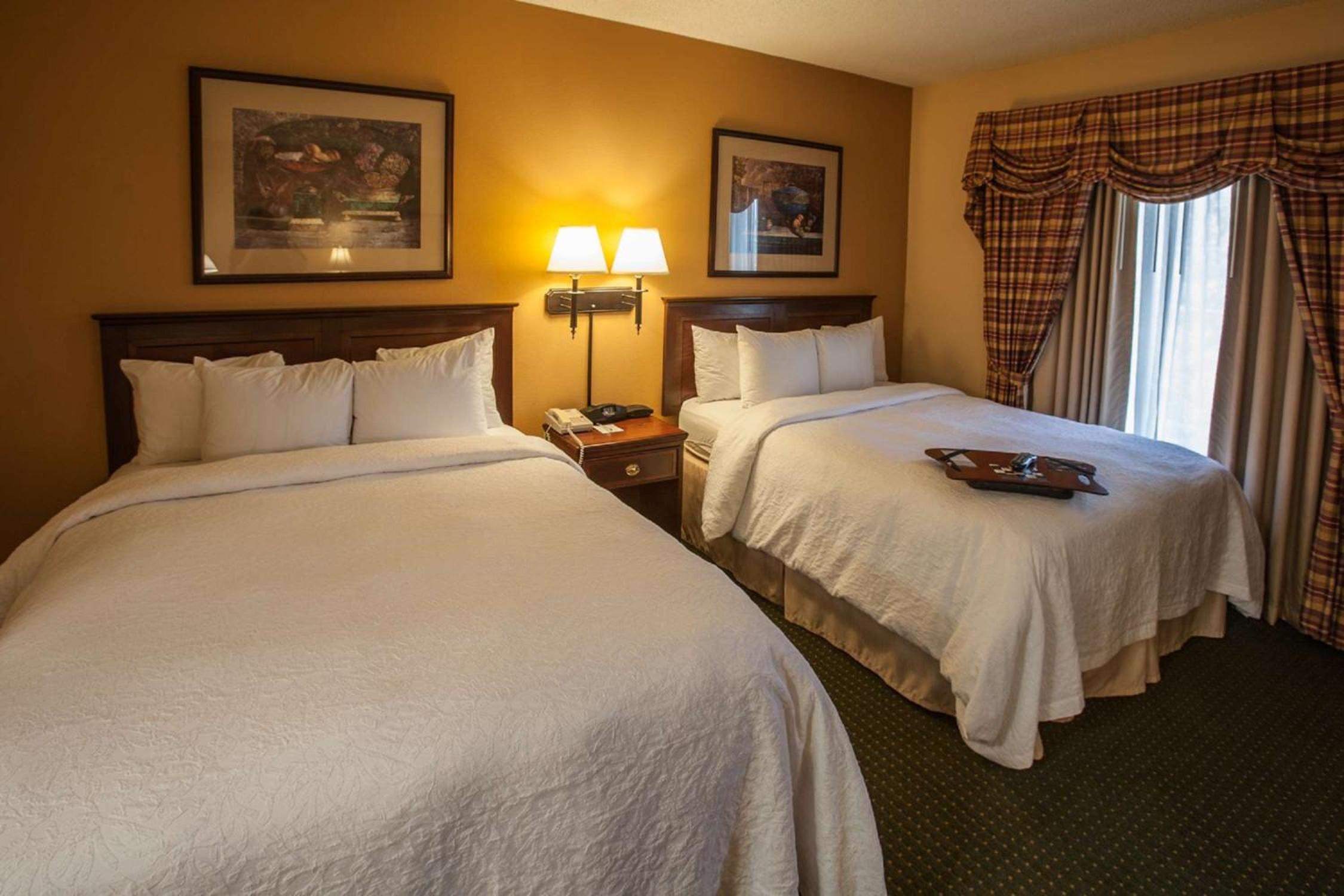 Room with Two Queen Beds - Non-Smoking - Photo 3