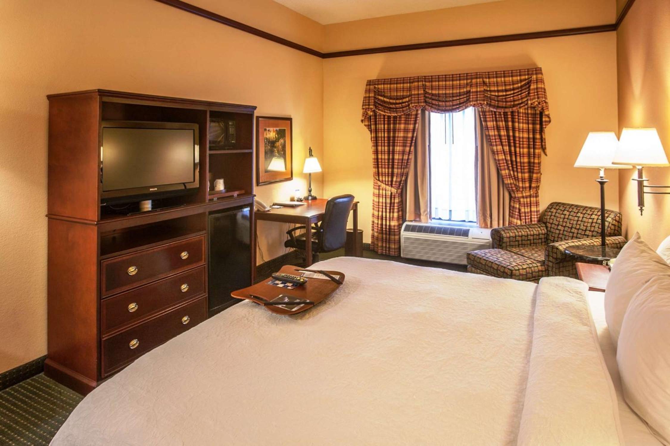 King Room with King Bed - Non-Smoking - Photo 2