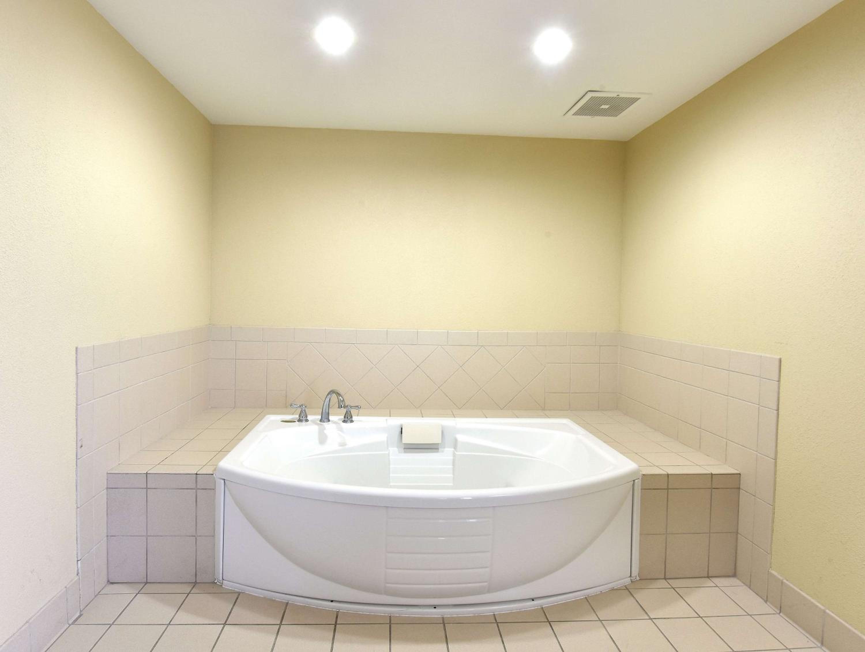 King Suite - Non-Smoking - Photo 2