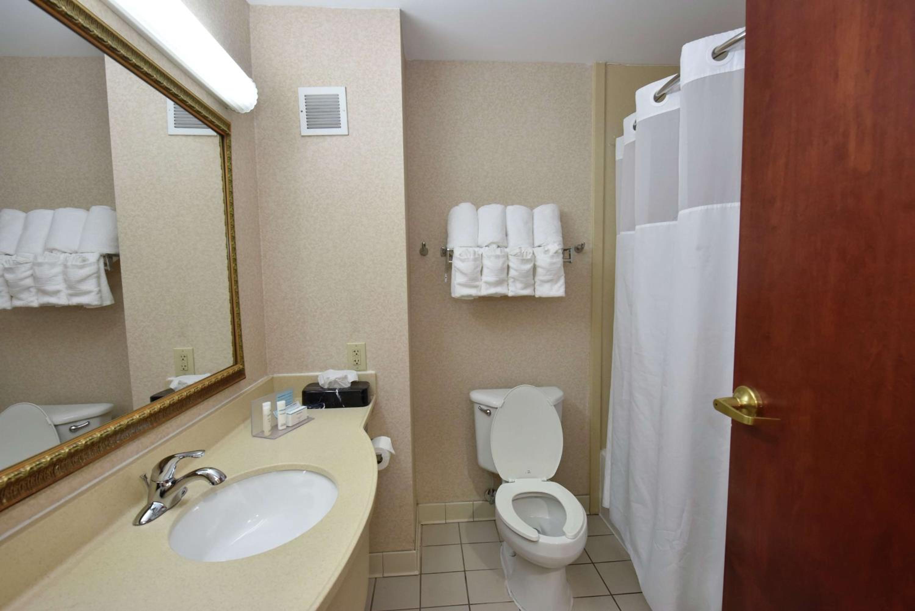 Room with Two Queen Beds - Non-Smoking - Photo 2