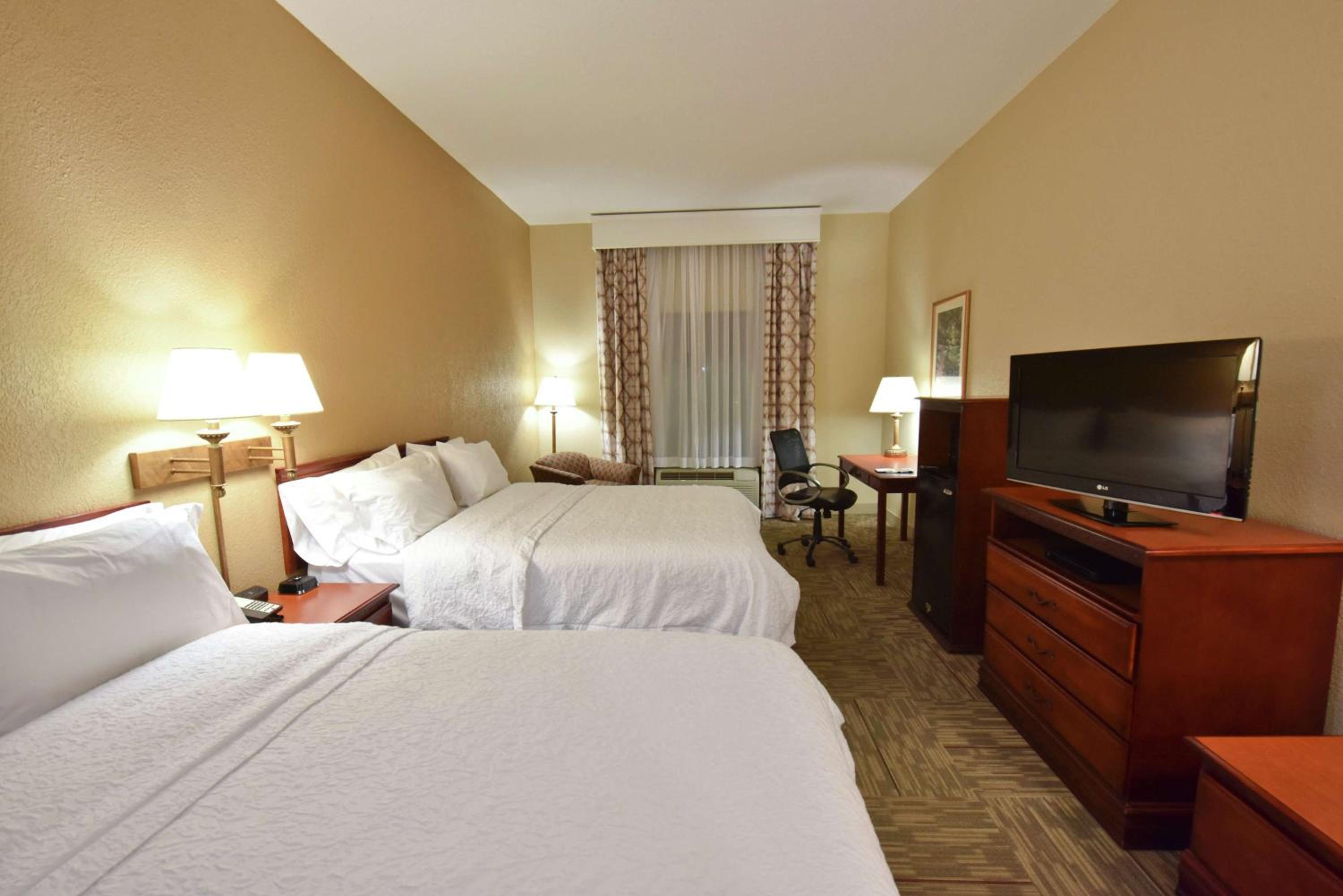 Room with Two Queen Beds - Non-Smoking - Photo 3