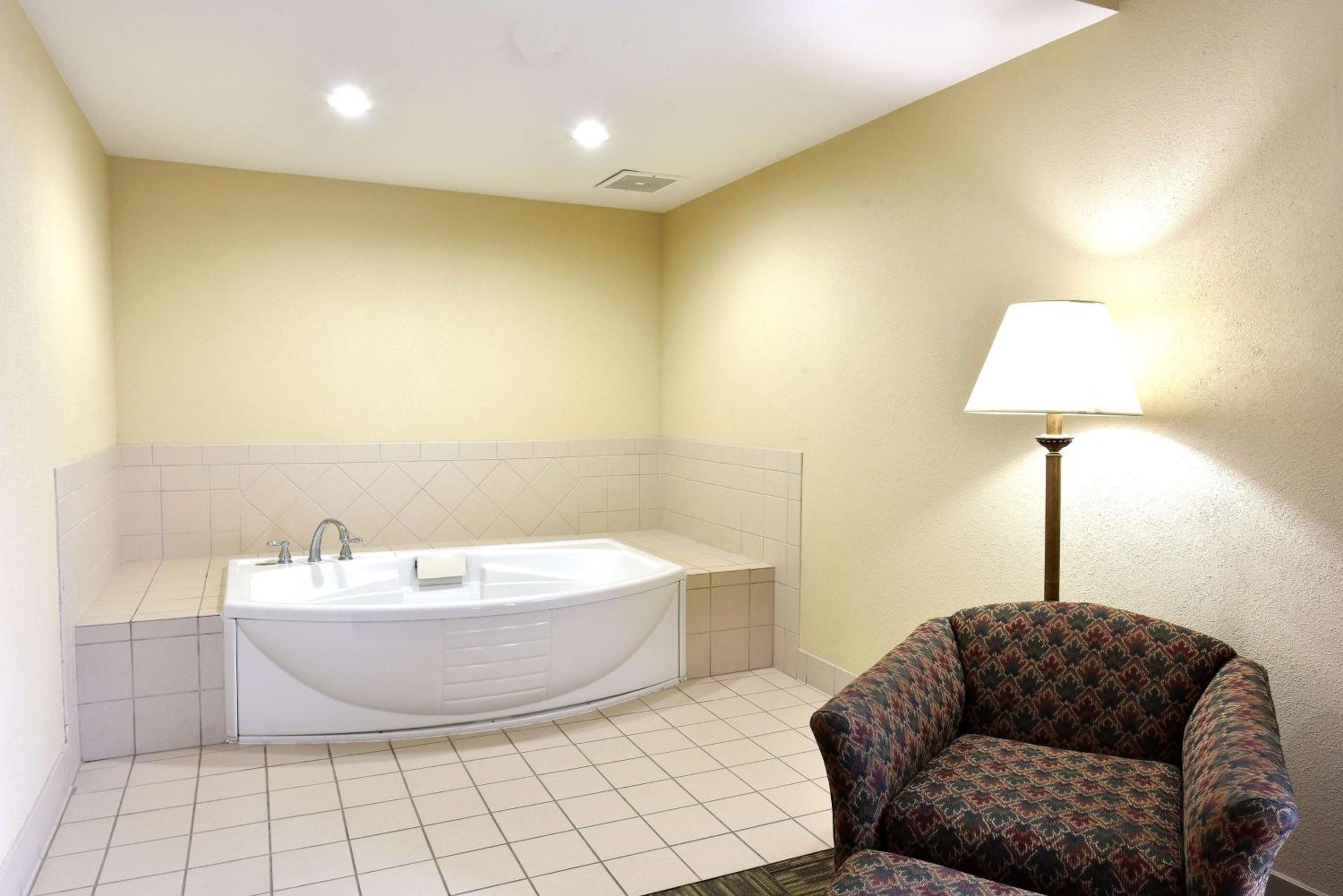 King Suite - Non-Smoking - Photo 3