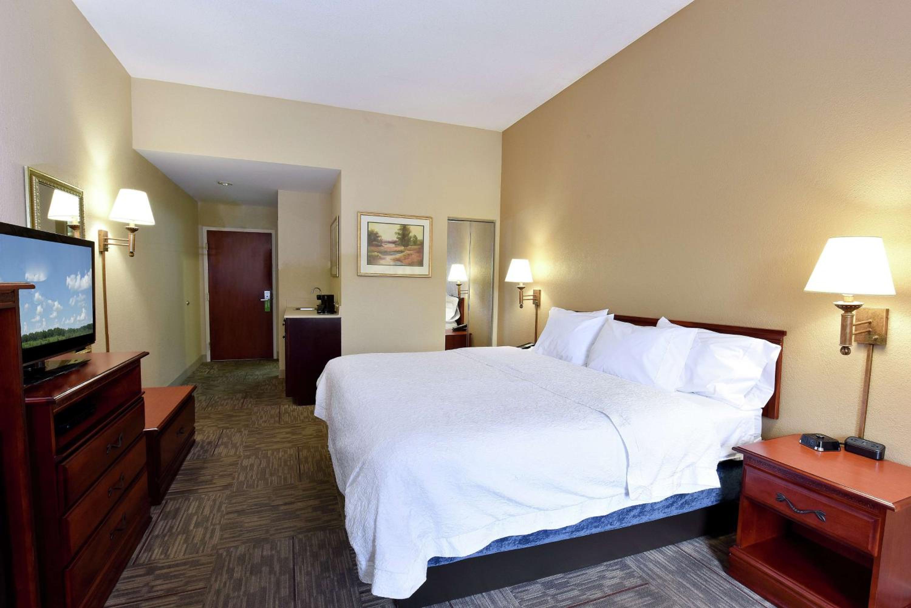 King Room with King Bed - Non-Smoking - Photo 3