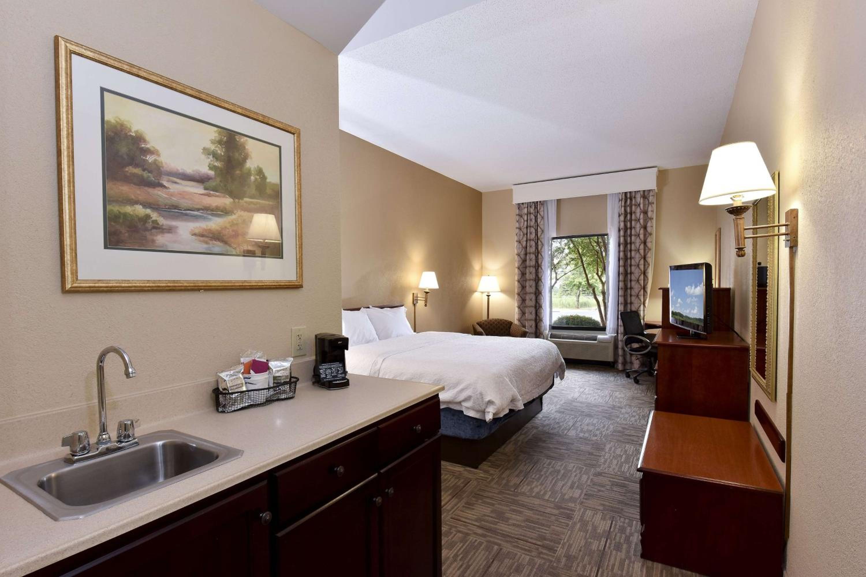 King Room with King Bed - Non-Smoking - Photo 4