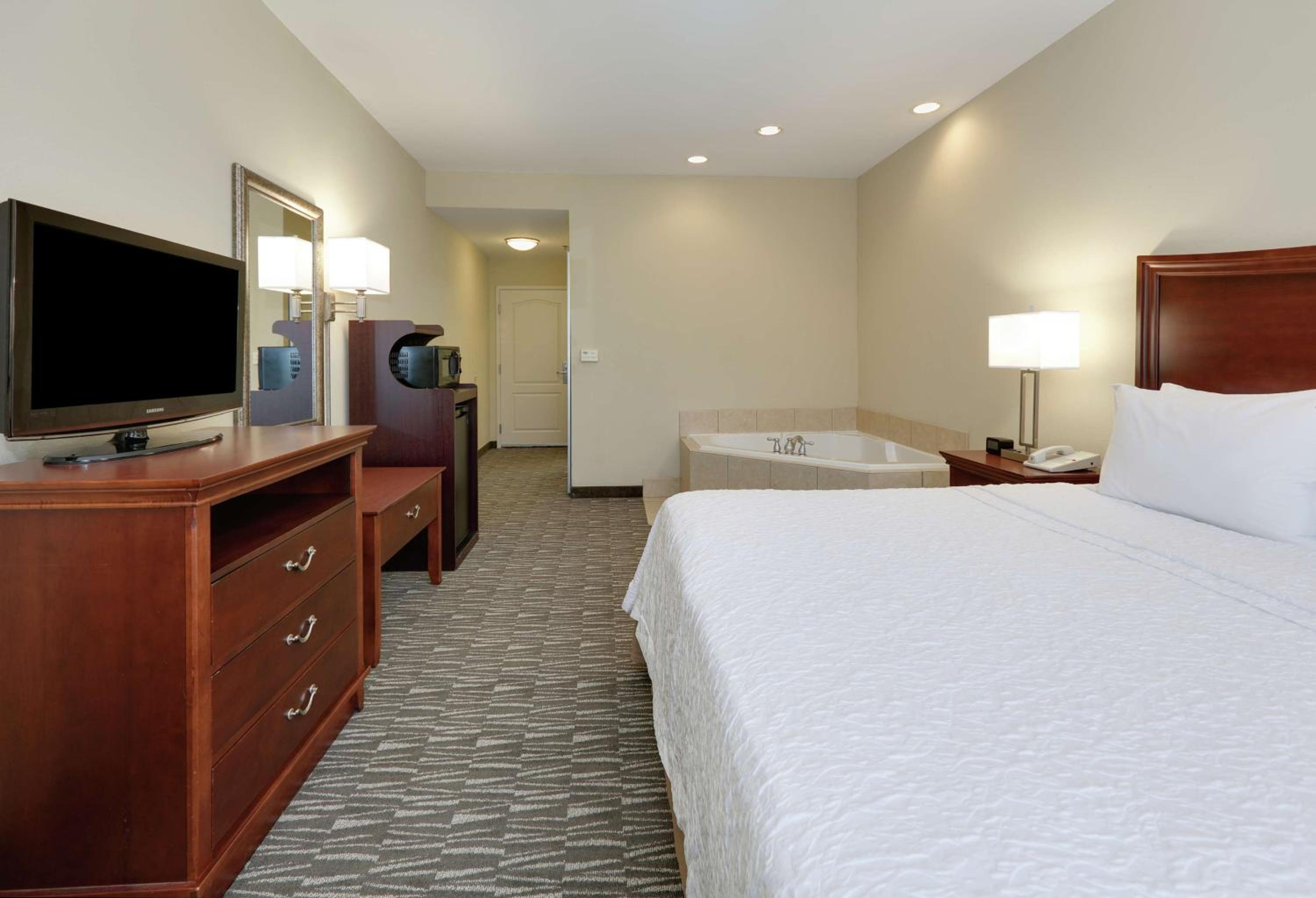 King Studio Suite With Whirlpool - Non-Smoking photo 3