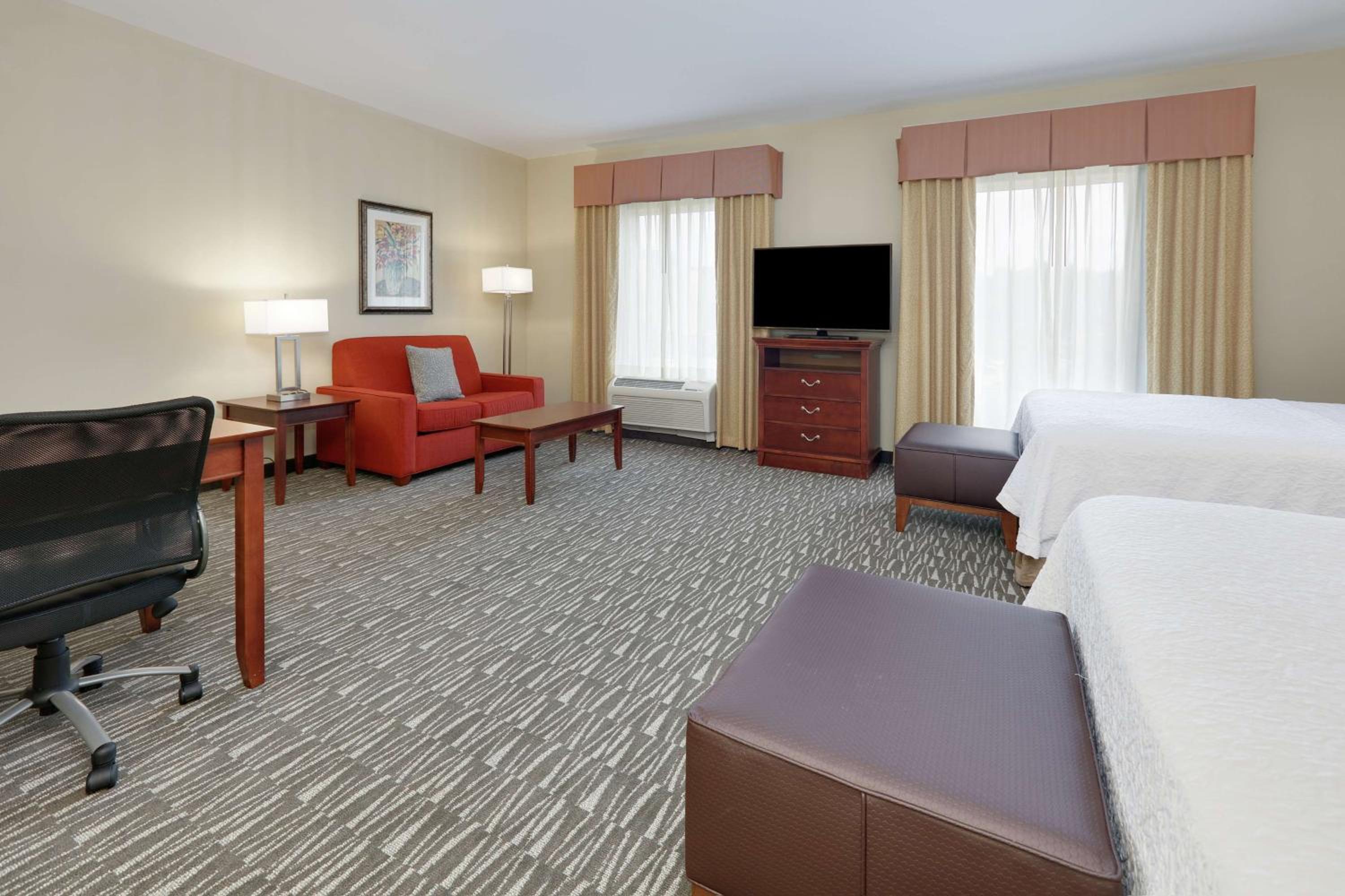 Queen Studio Suite with Two Queen Beds and Sofa Bed - Non-Smoking - Photo 2