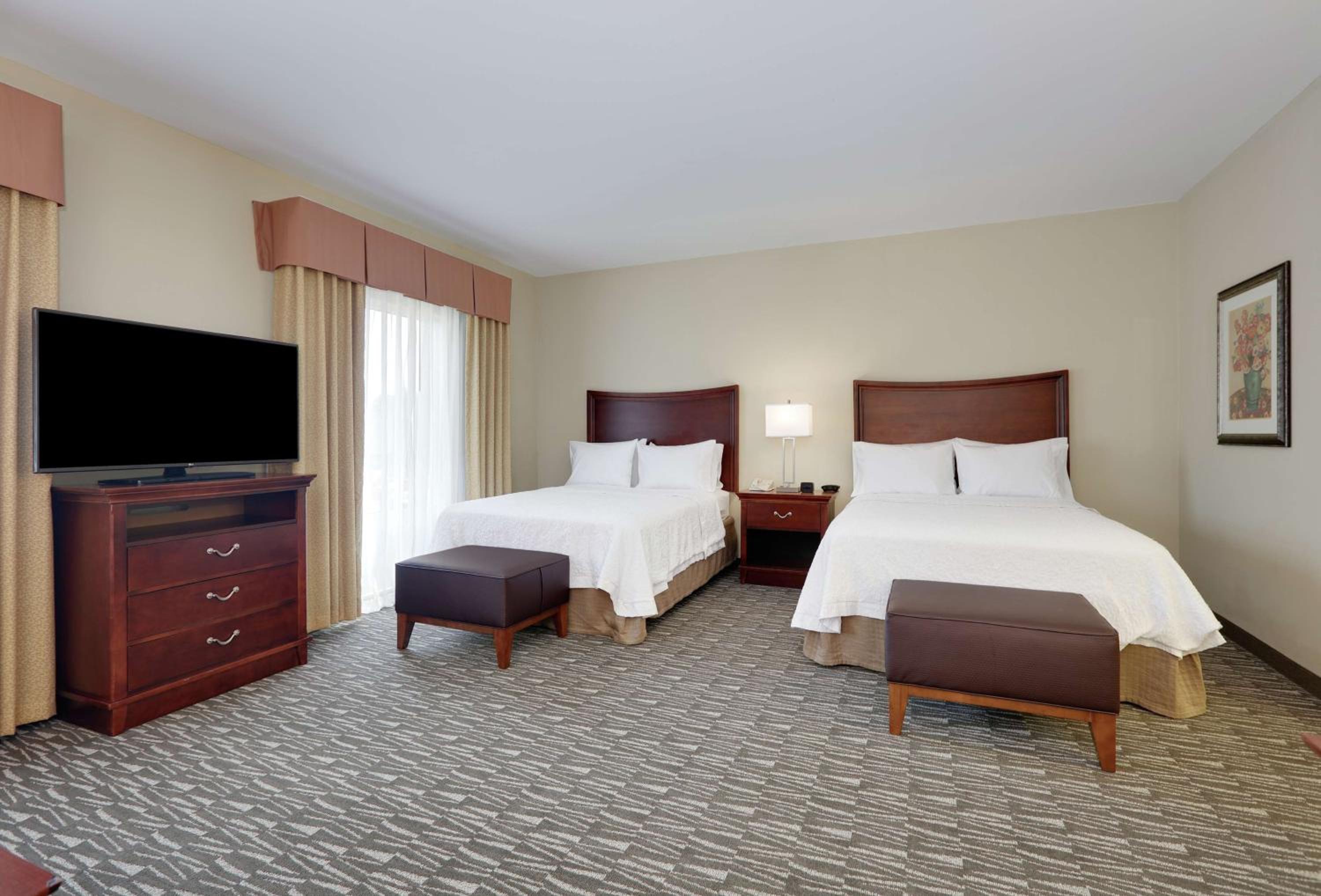 Queen Studio Suite with Two Queen Beds and Sofa Bed - Non-Smoking - Photo 3