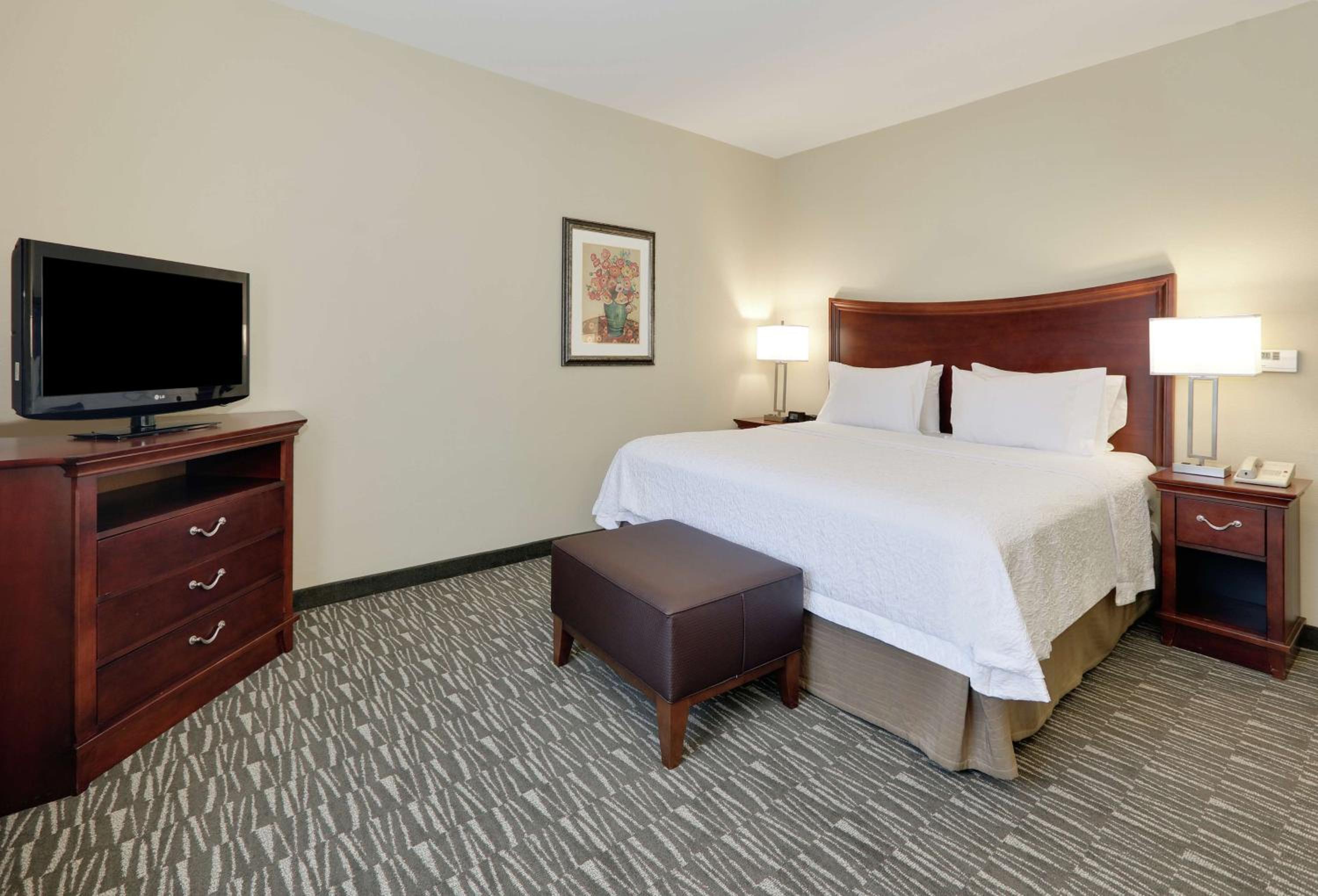 King Room with King Bed - Non-Smoking - Photo 3
