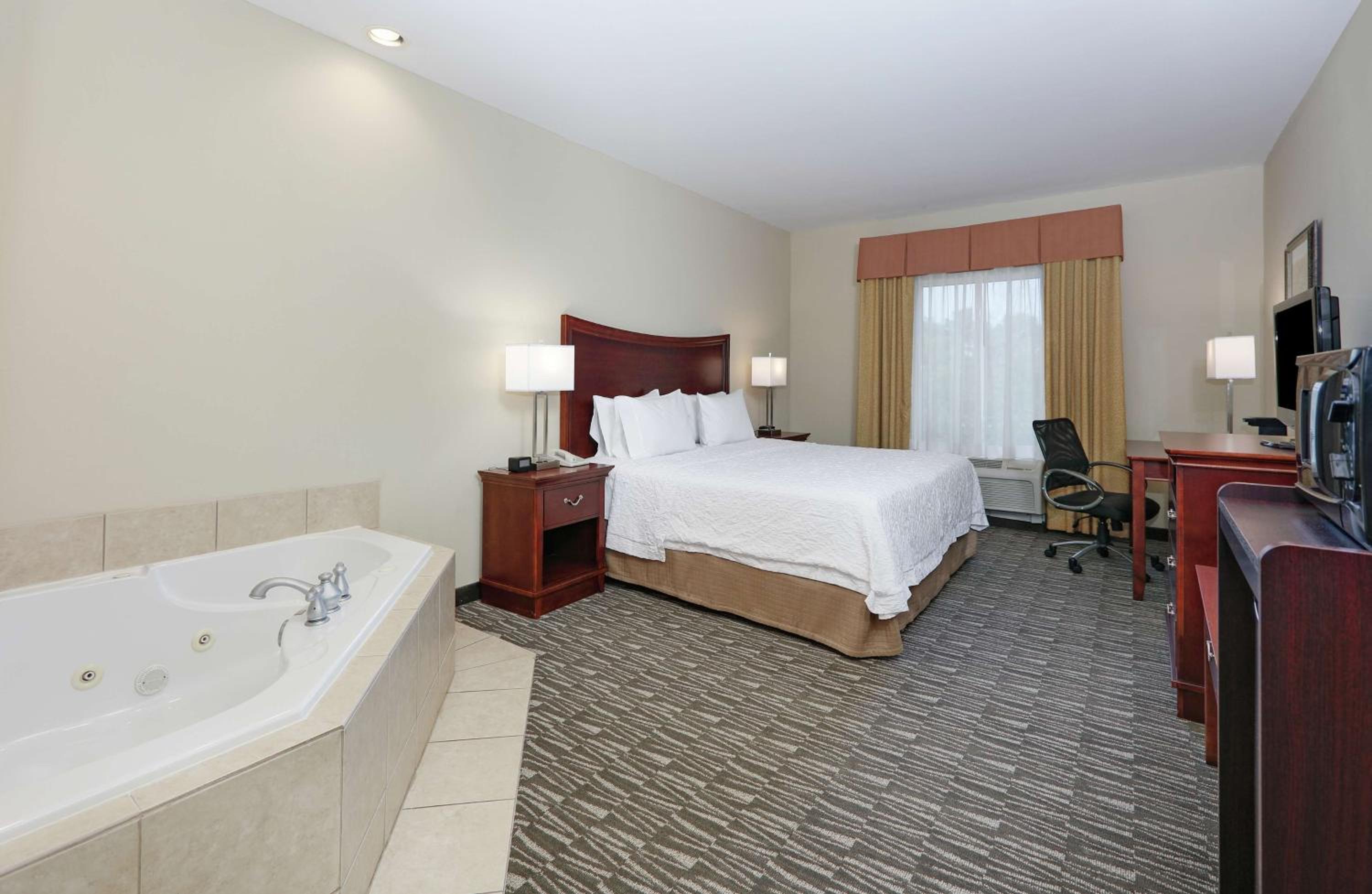King Studio Suite With Whirlpool - Non-Smoking photo 1