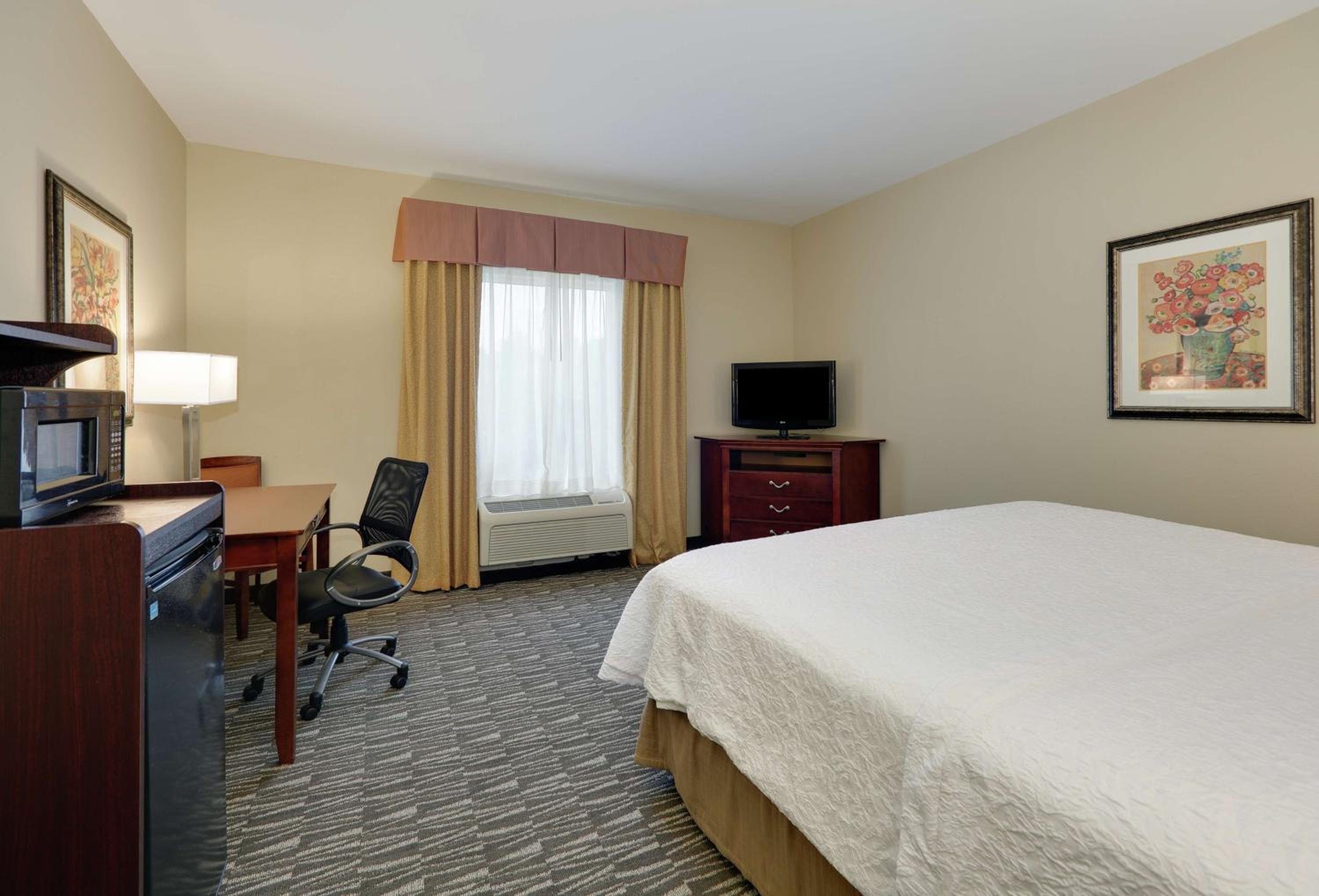 King Room with King Bed - Non-Smoking - Photo 2