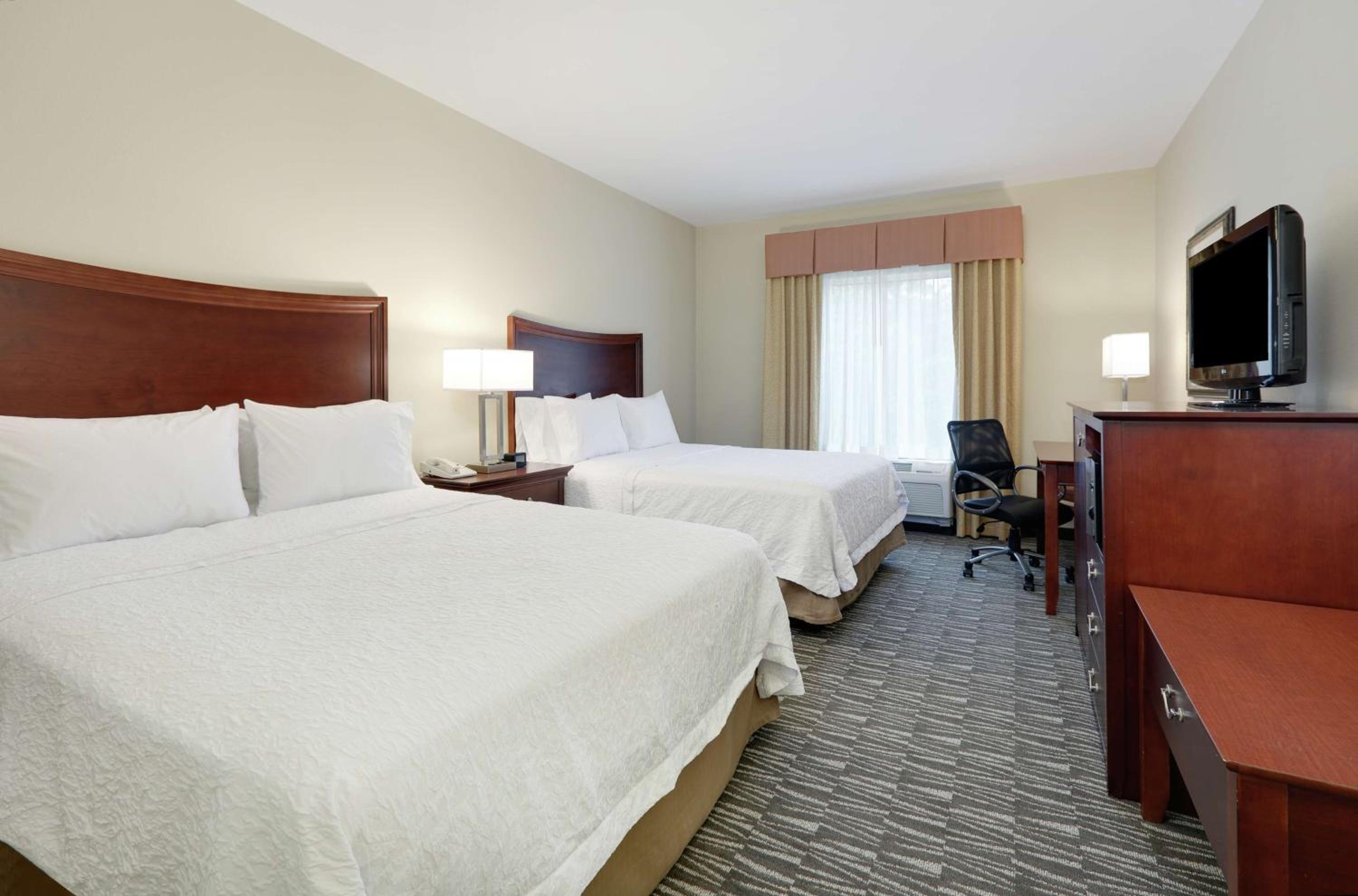 Room with Two Queen Beds - Non-Smoking - Photo 3