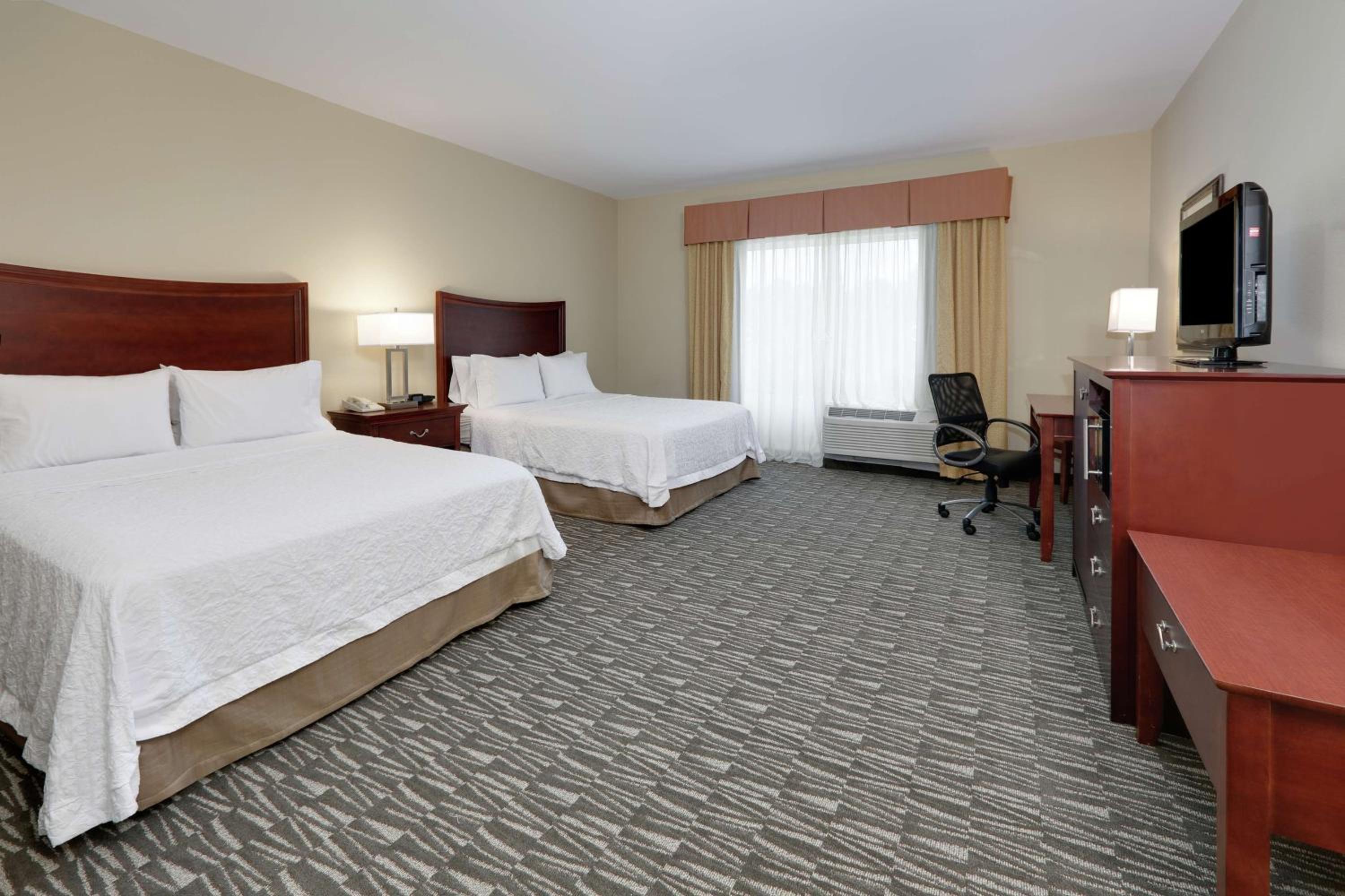 Queen Room with Two Queen Beds - Mobility Access/Non-Smoking - Photo 4