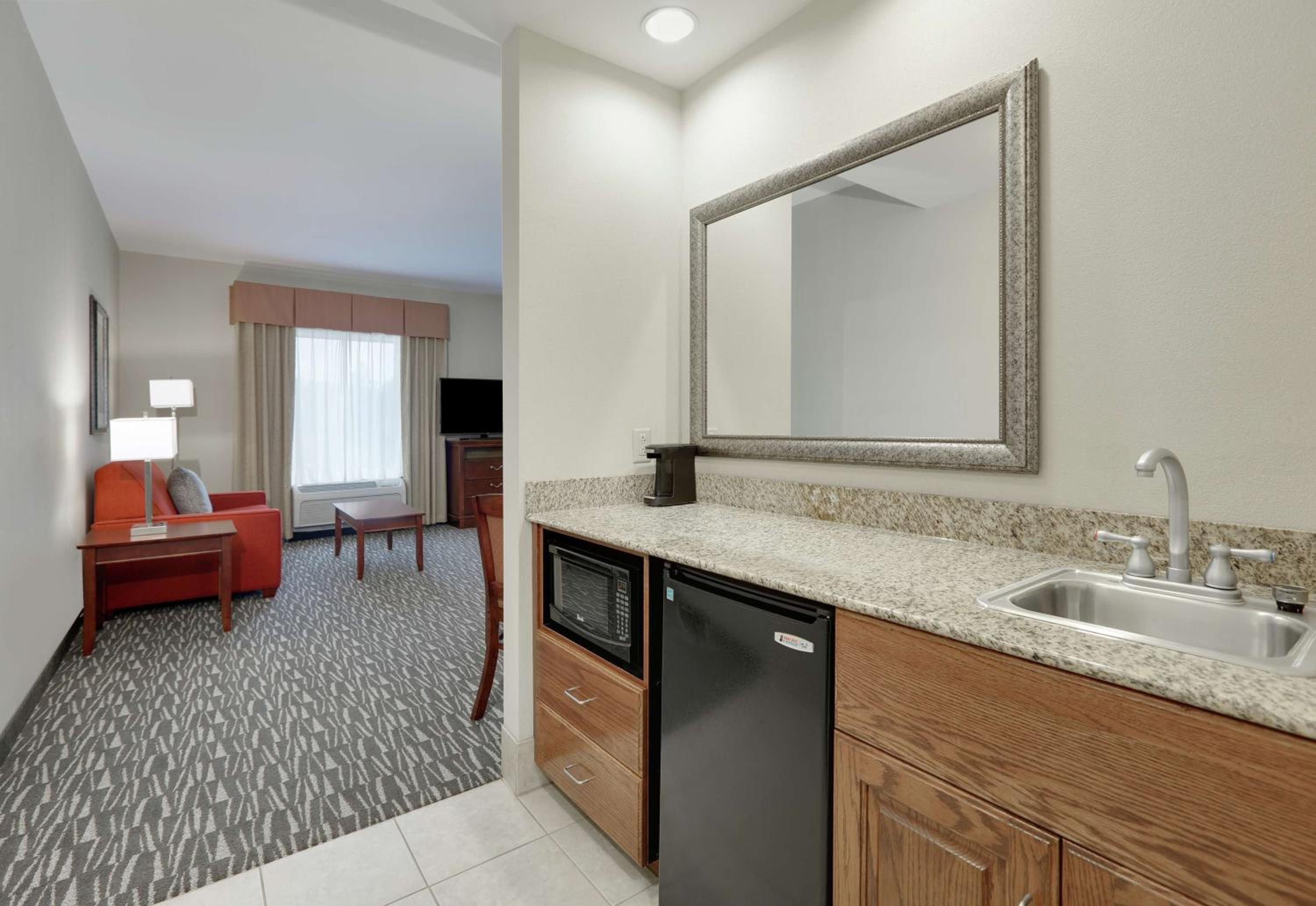 Queen Studio Suite with Two Queen Beds and Sofa Bed - Non-Smoking - Photo 4
