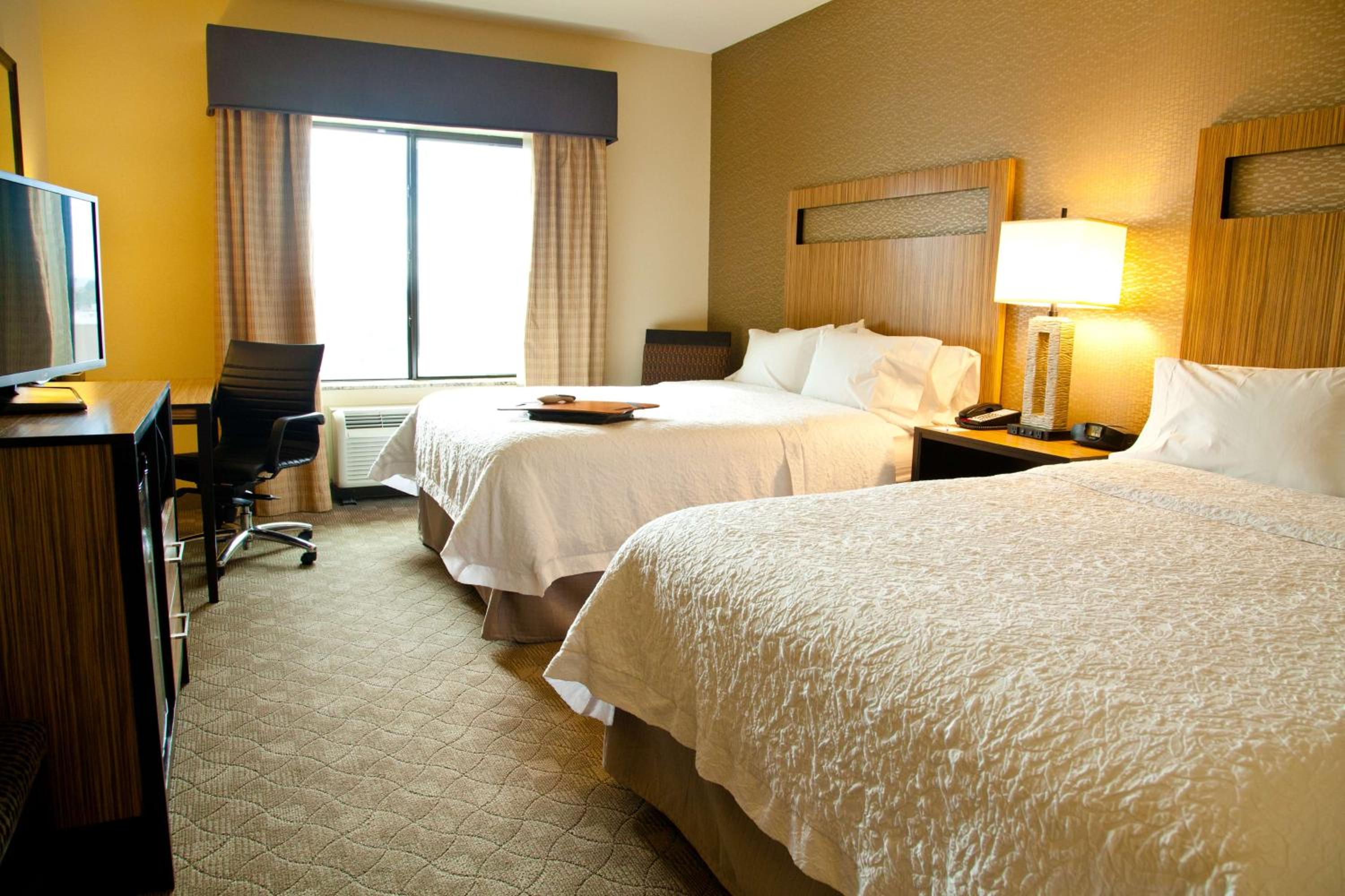 Queen Room with Two Queen Beds (4 Adults) photo 1