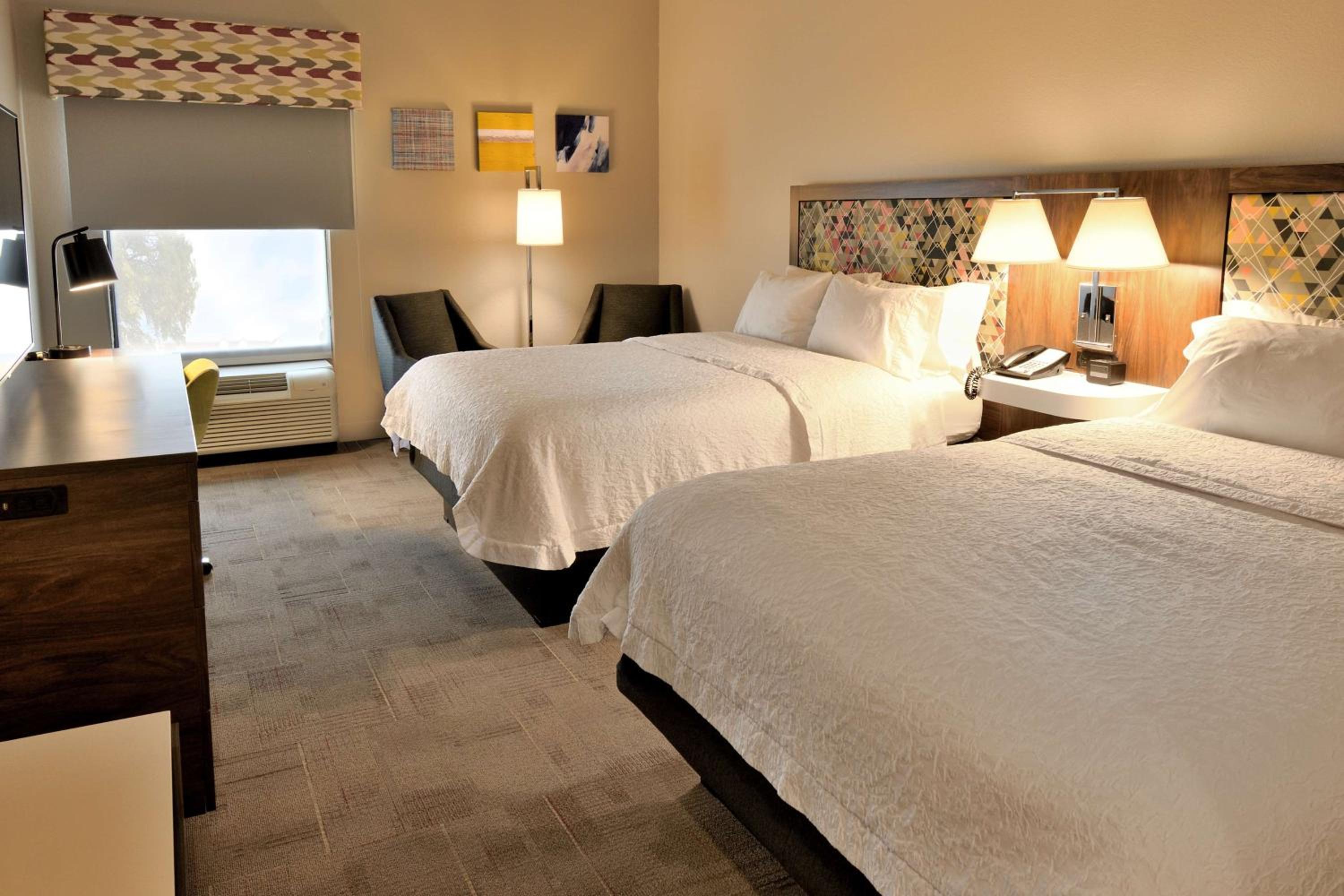 Room with Two Queen Beds - Non-Smoking - Photo 3
