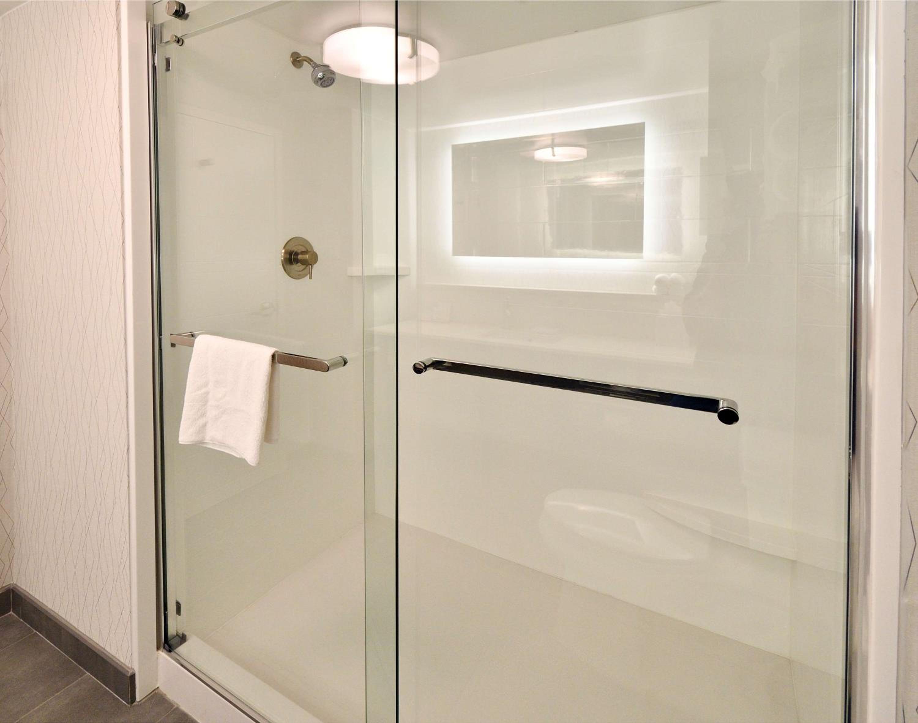 King Suite with Kitchen - Non-Smoking - Photo 5