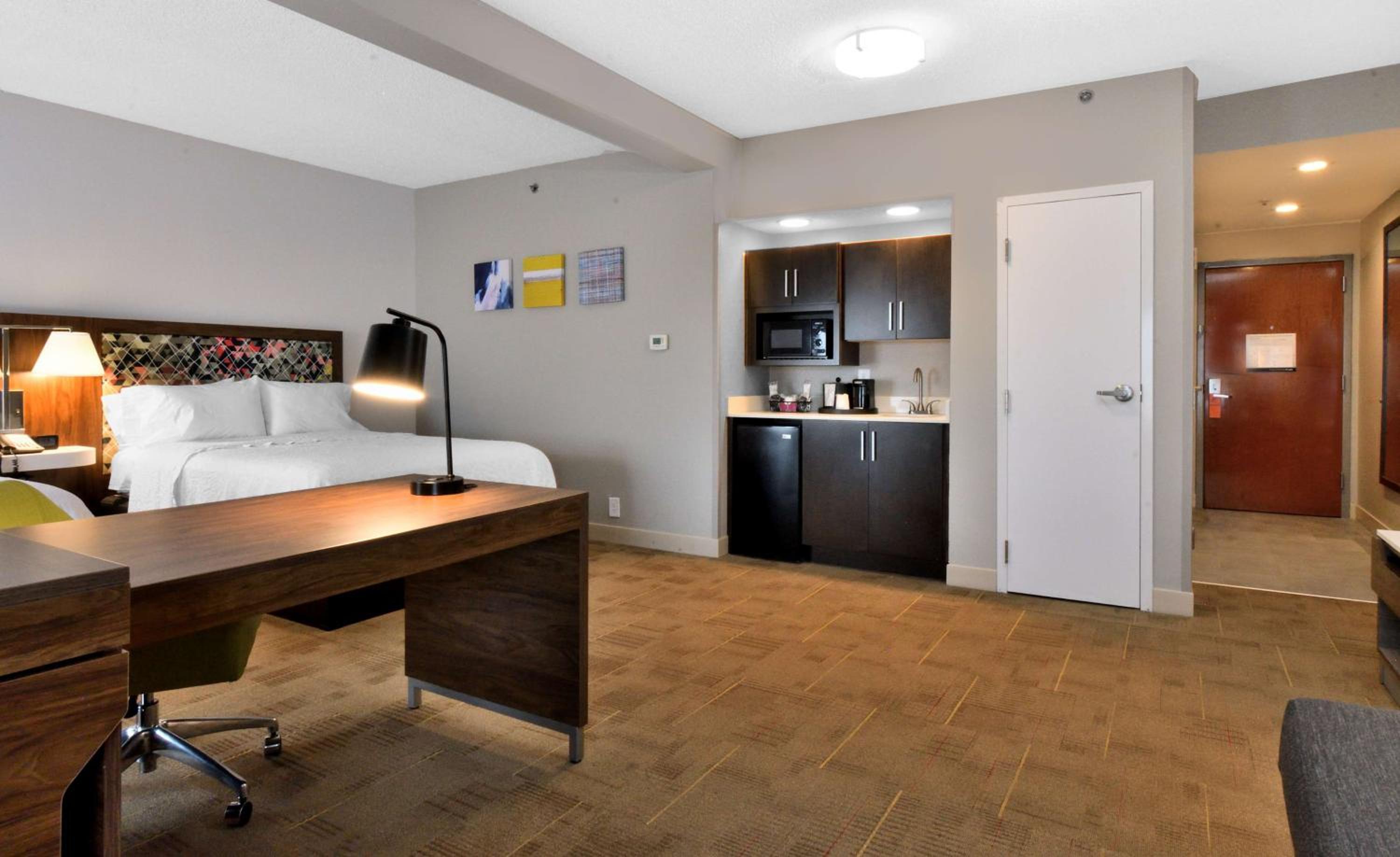 Queen Suite with Two Queen Beds - Photo 4