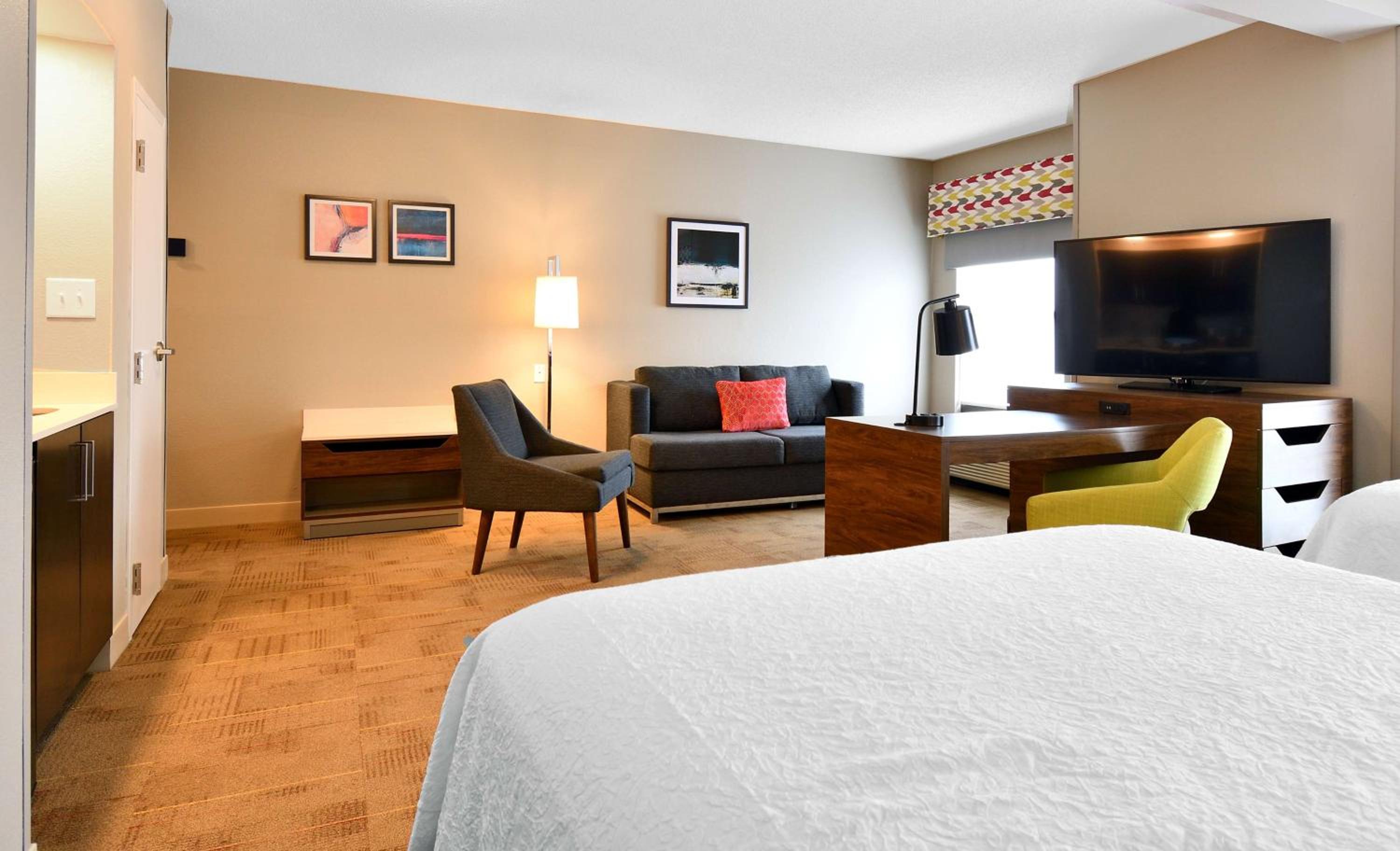 Queen Suite with Two Queen Beds - Photo 5