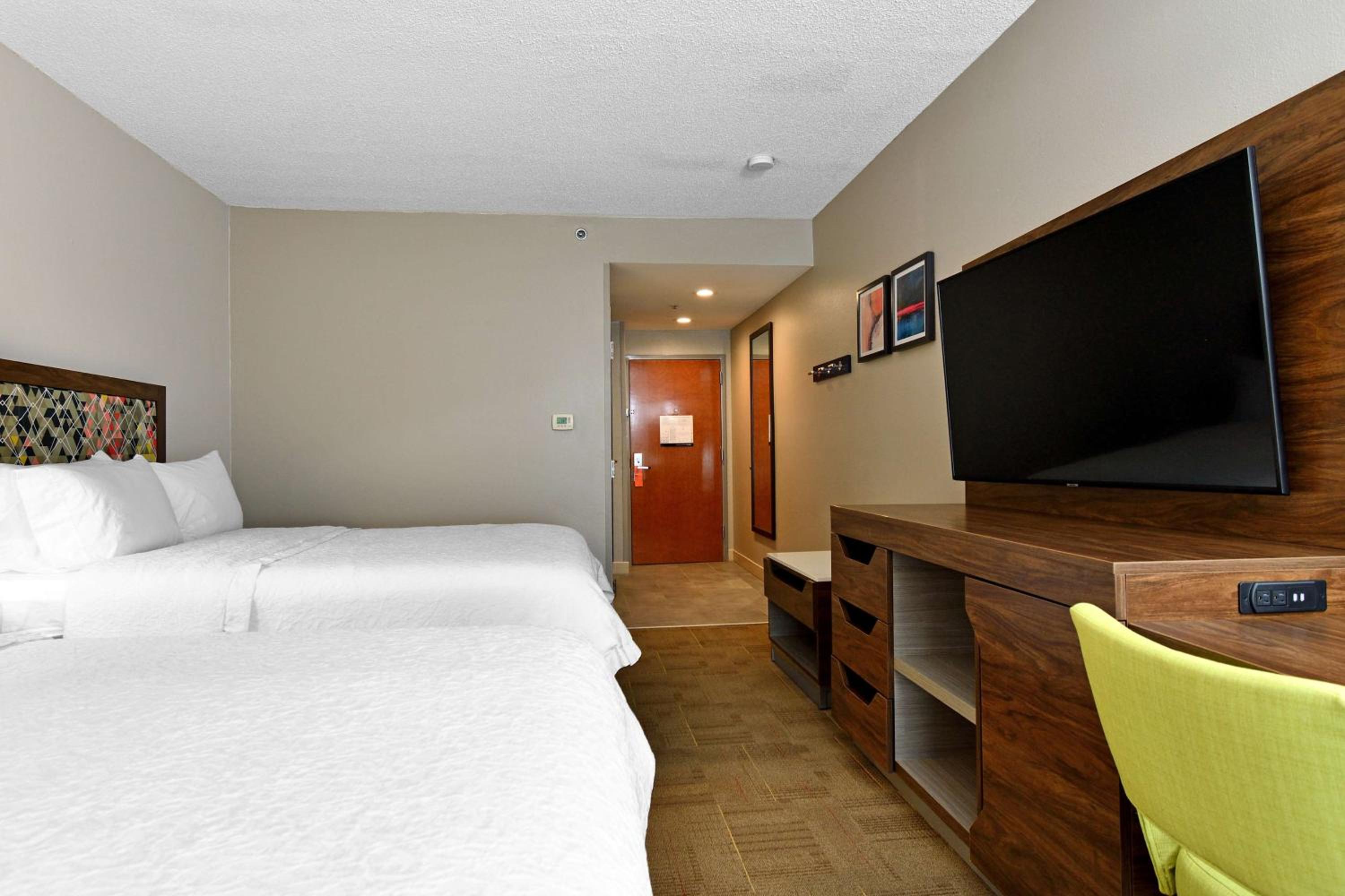 Room with Two Queen Beds - Non-Smoking - Photo 11
