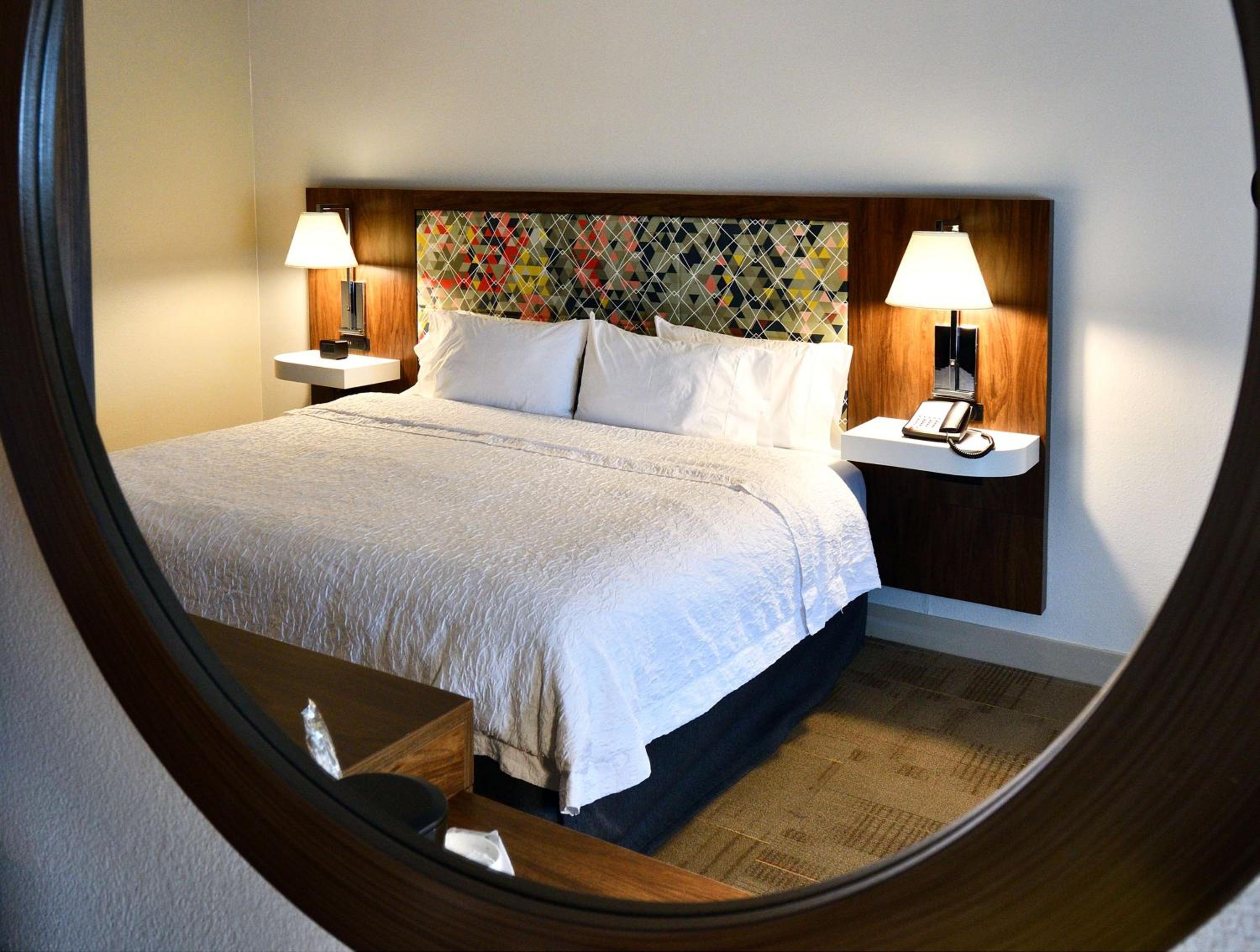 King Room with Accessible Tub - Mobility and Hearing Access/Non-Smoking - Photo 7