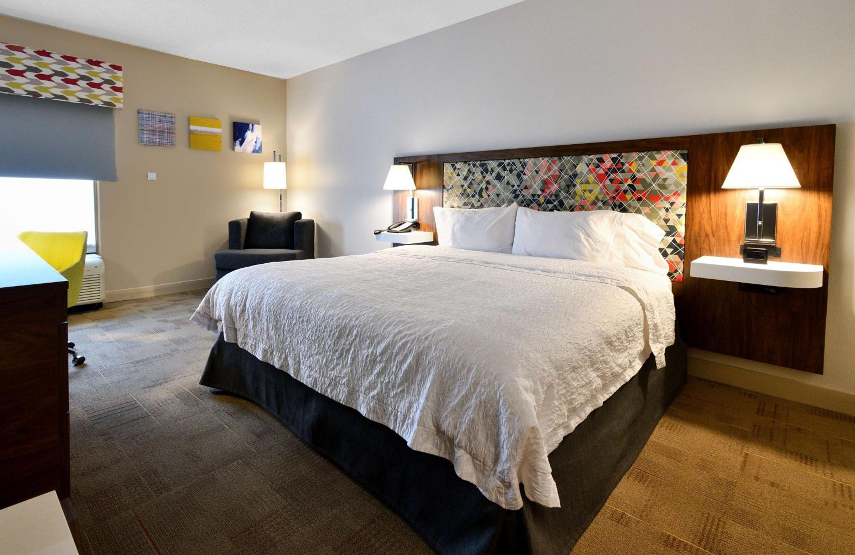King Room with Accessible Tub - Mobility and Hearing Access/Non-Smoking - Photo 8