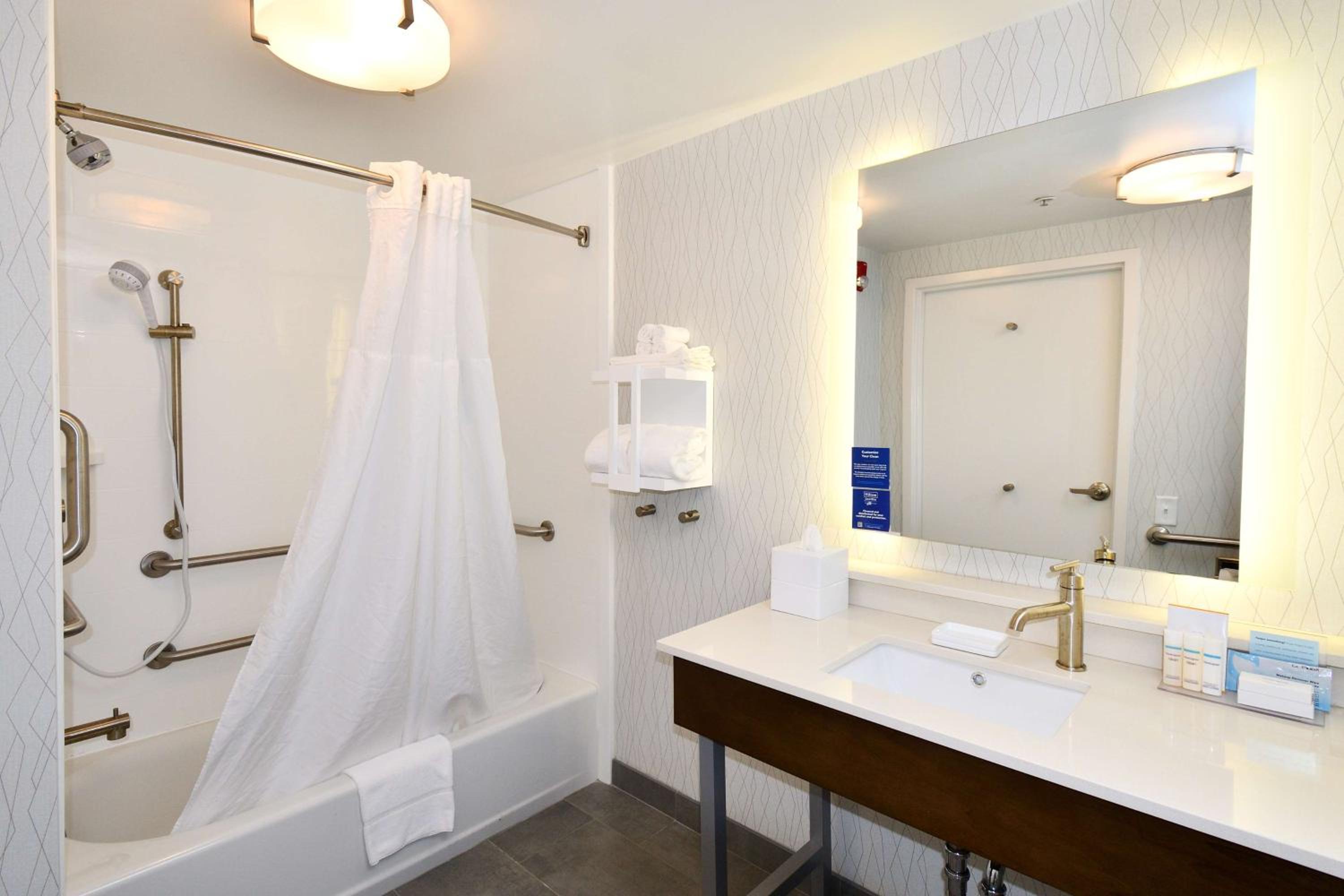 King Room with Accessible Tub - Mobility and Hearing Access/Non-Smoking - Photo 4
