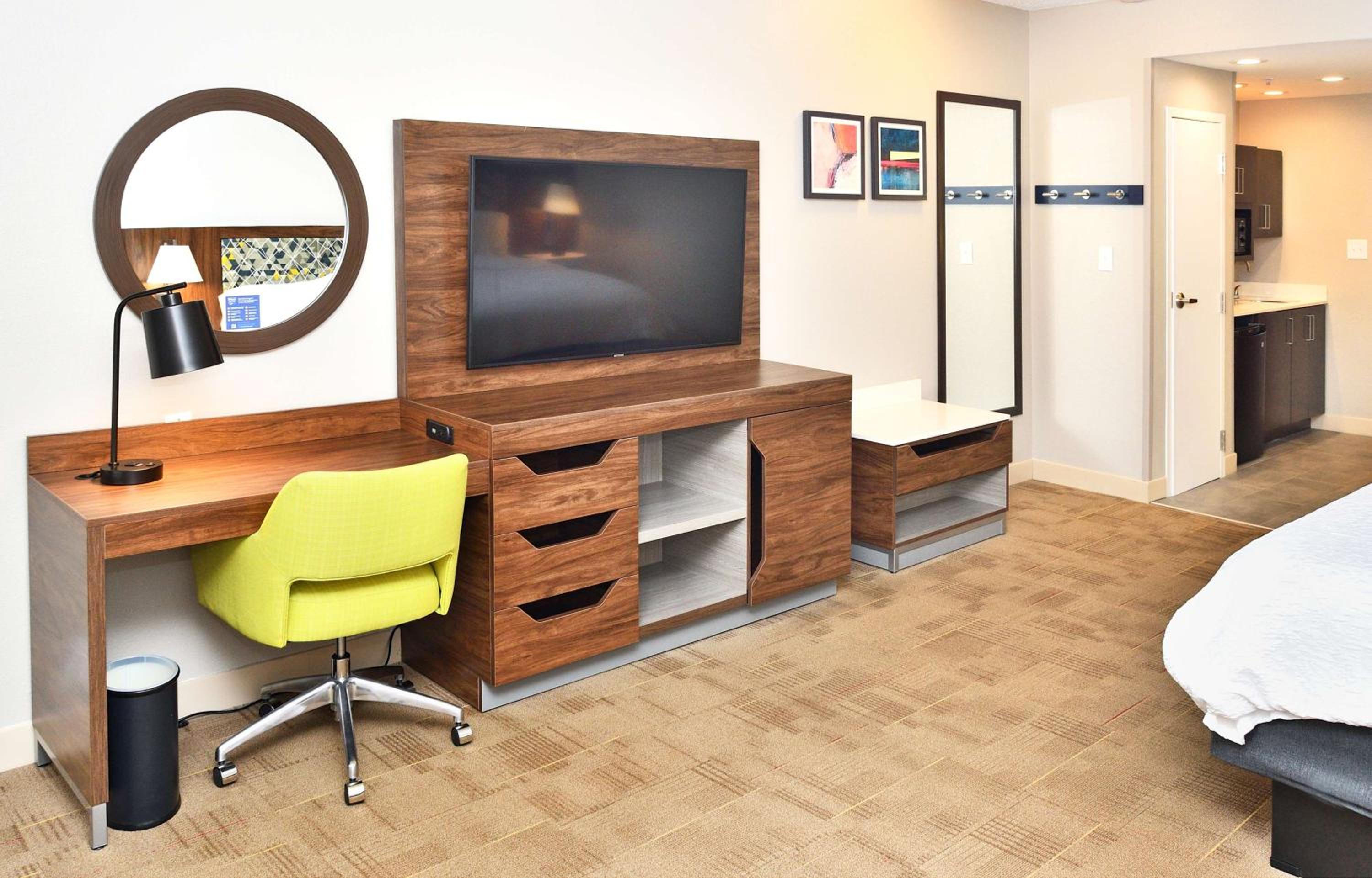 King Room - Non-Smoking - Photo 10