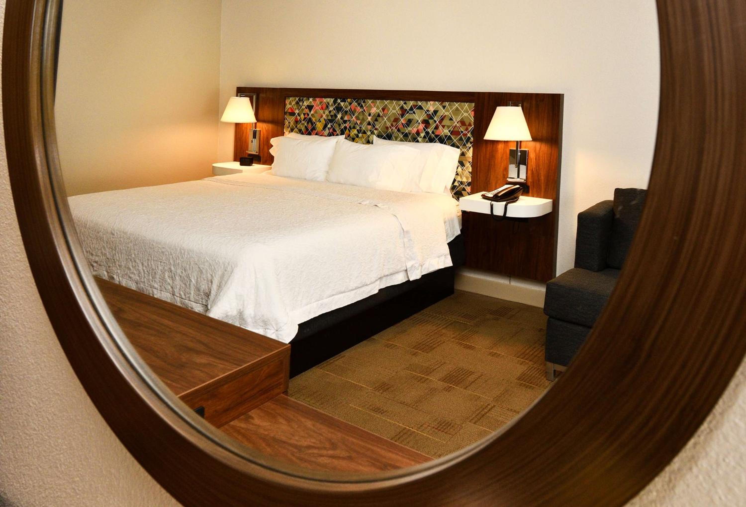 King Room - Non-Smoking - Photo 3