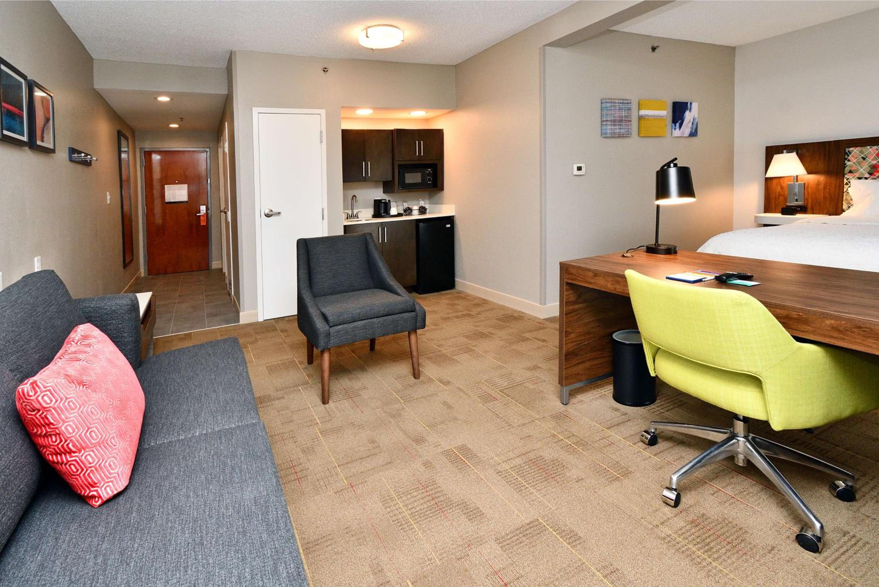 King Suite with Kitchen - Non-Smoking - Photo 7