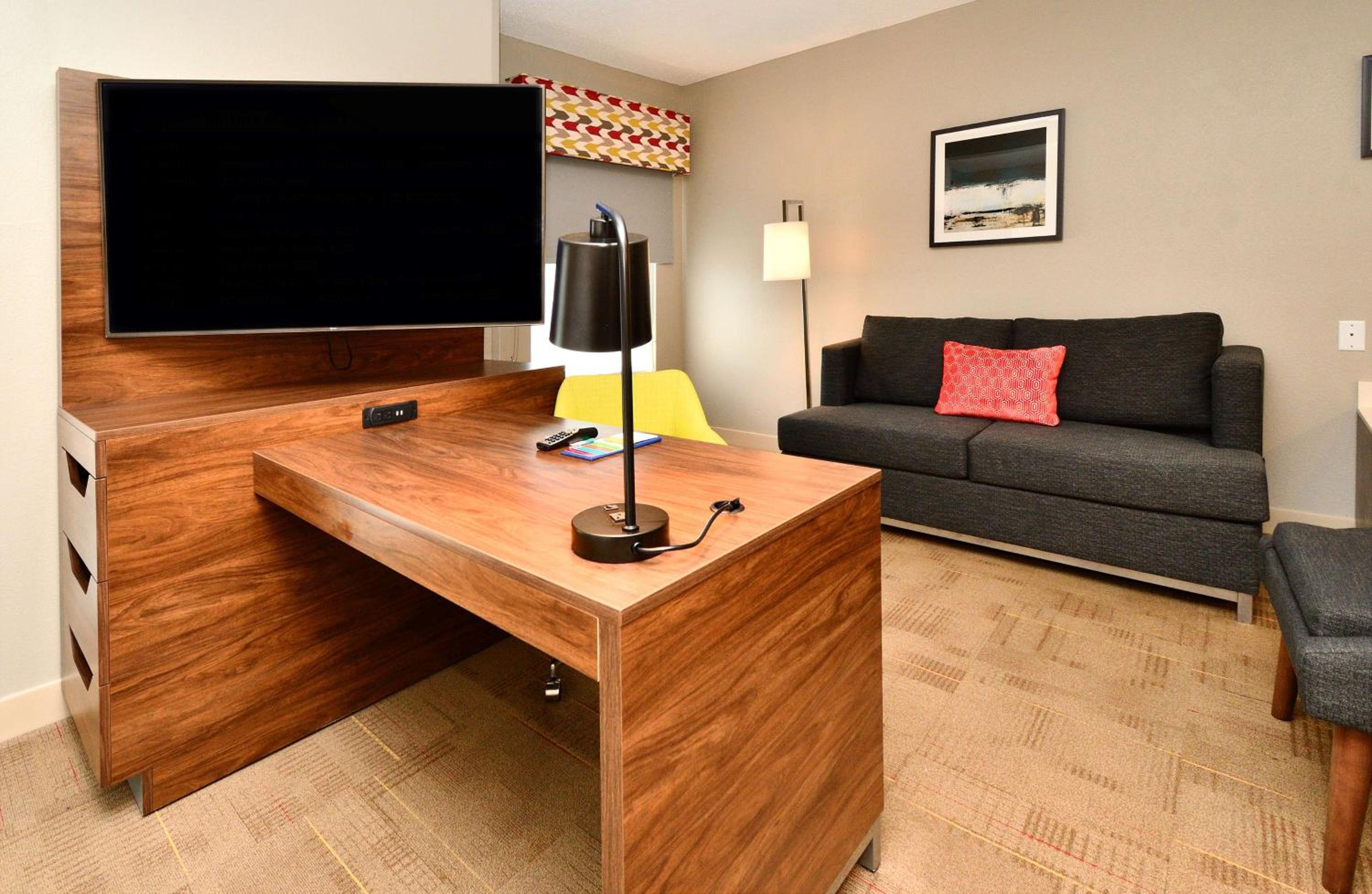 King Suite with Kitchen - Non-Smoking - Photo 8