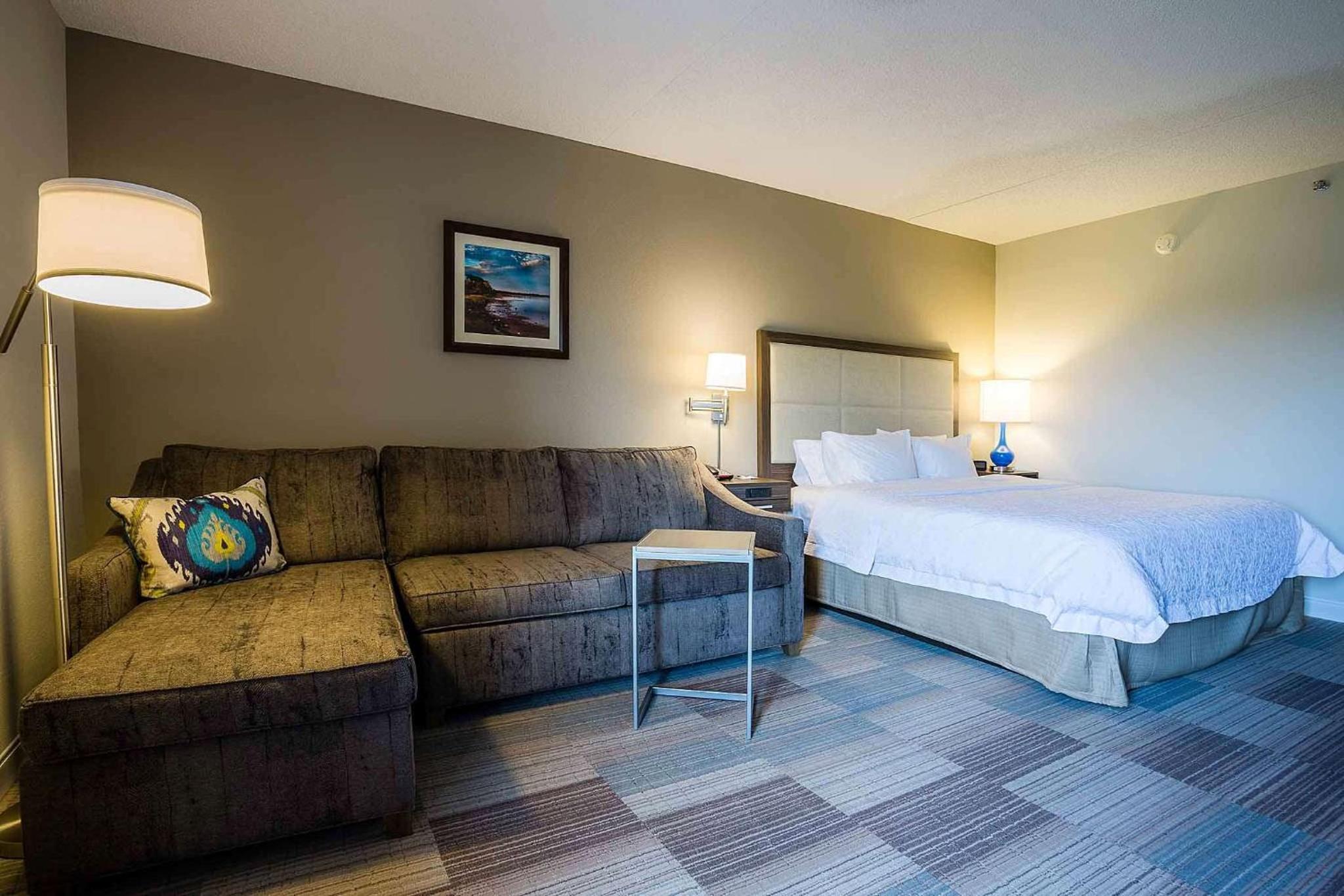 Corner King Room with Sofa Bed - Photo 2