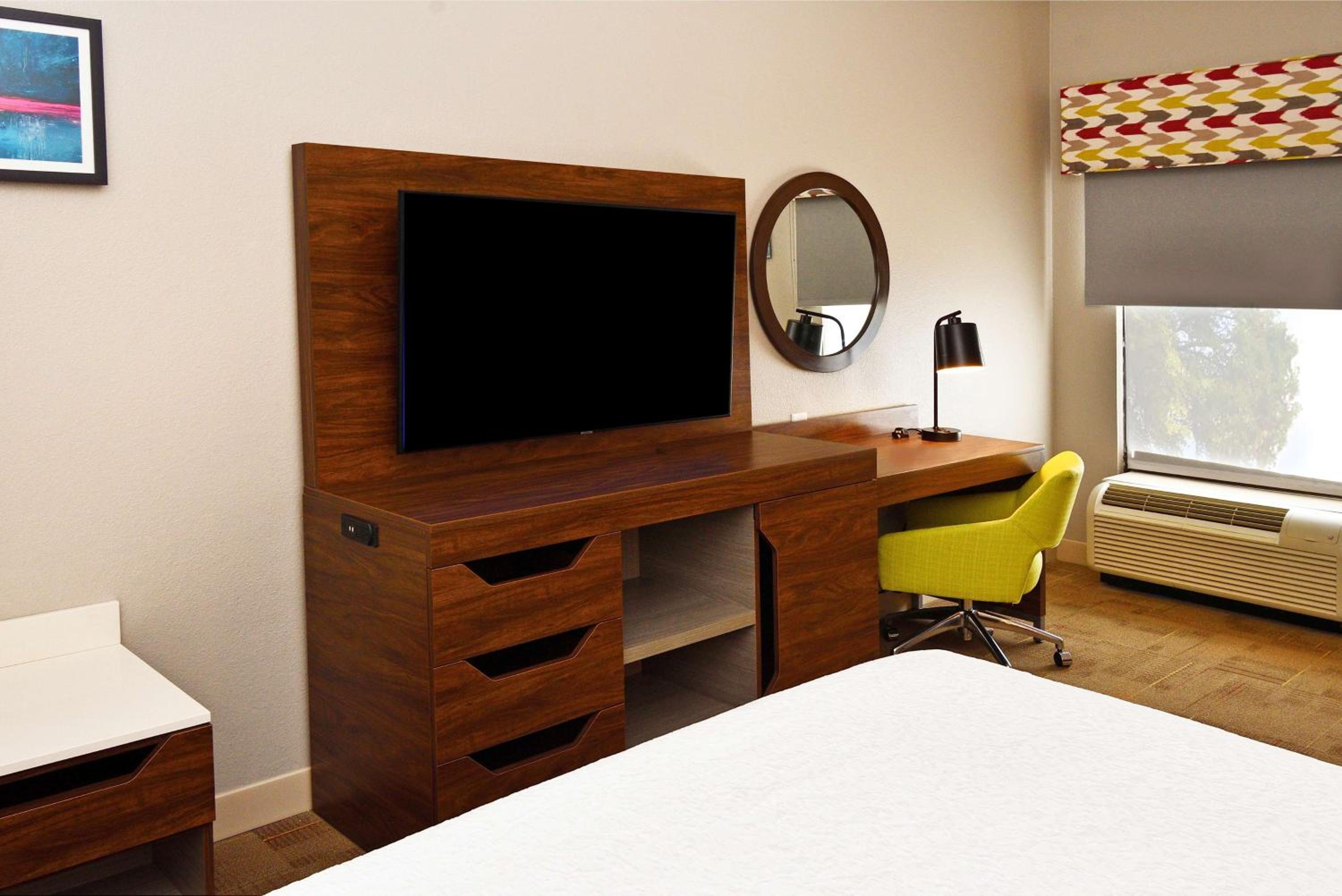 King Room - Non-Smoking - Photo 4