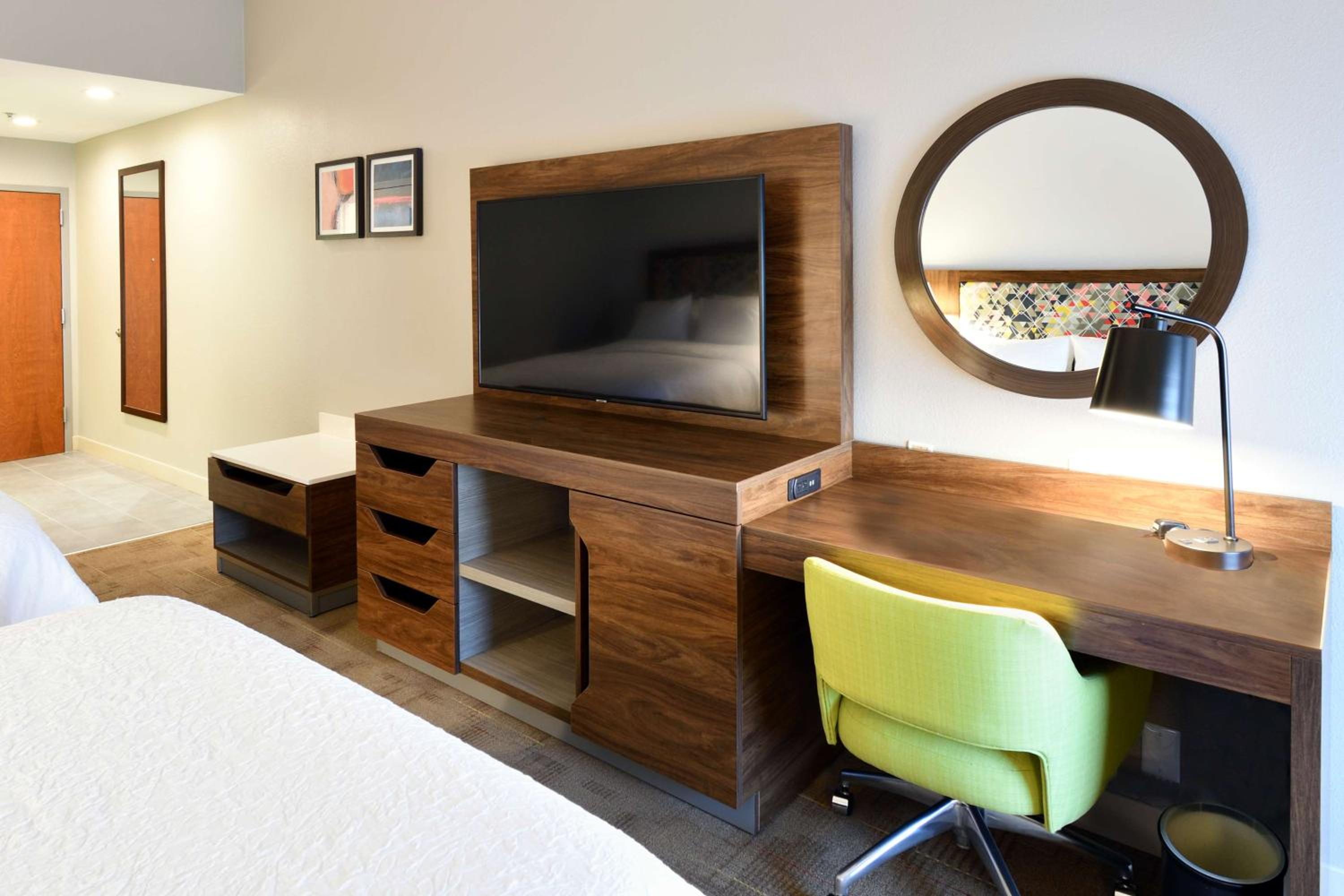 King Room with Accessible Tub - Mobility and Hearing Access/Non-Smoking - Photo 6