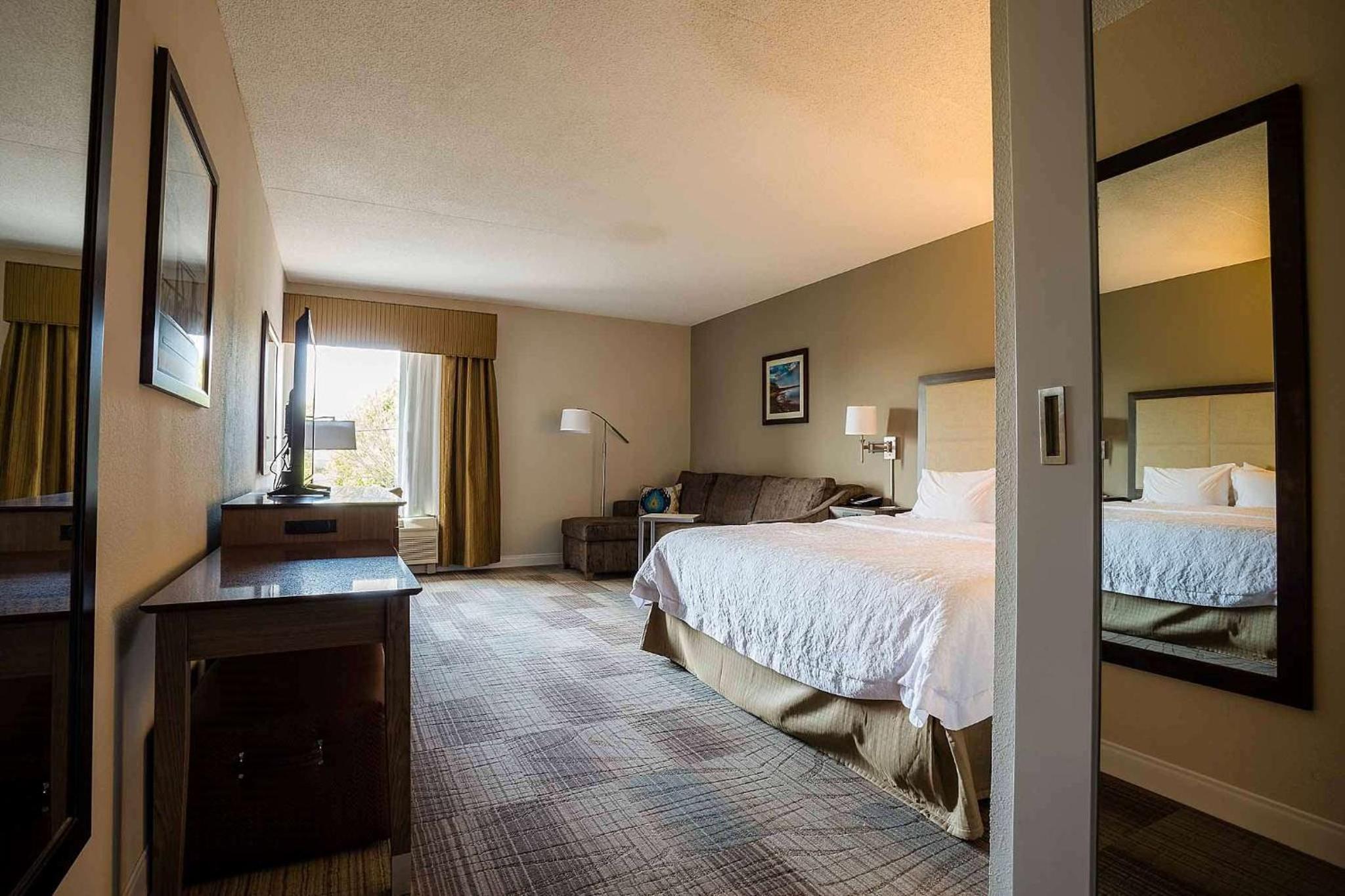 Corner King Room with Sofa Bed - Photo 3