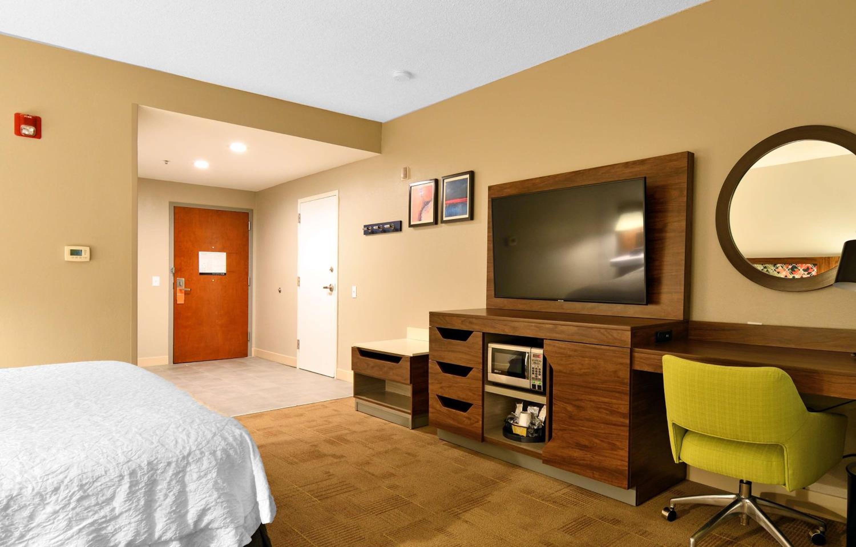 King Room with Accessible Tub - Mobility and Hearing Access/Non-Smoking - Photo 12