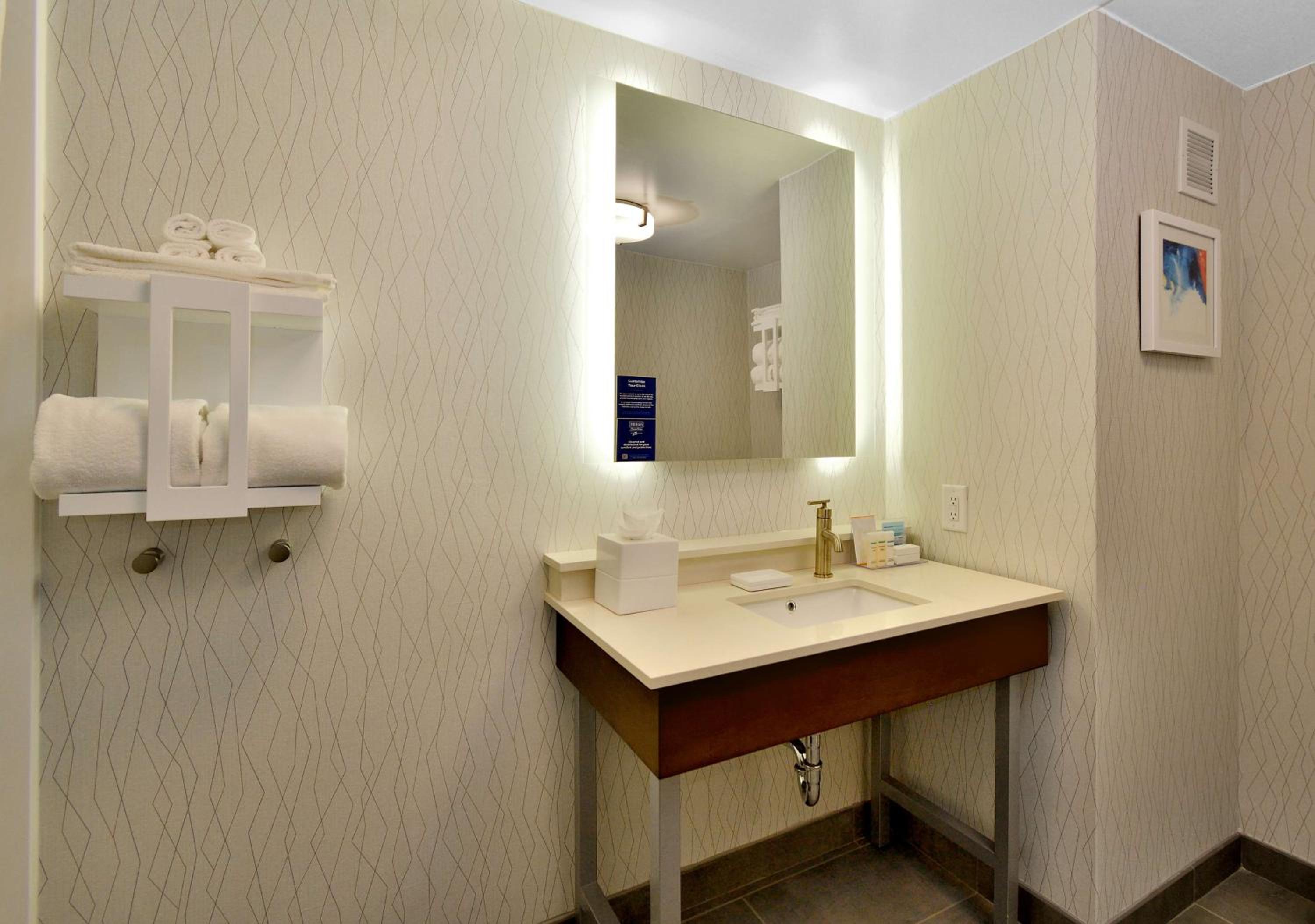King Room with Accessible Tub - Mobility and Hearing Access/Non-Smoking - Photo 3
