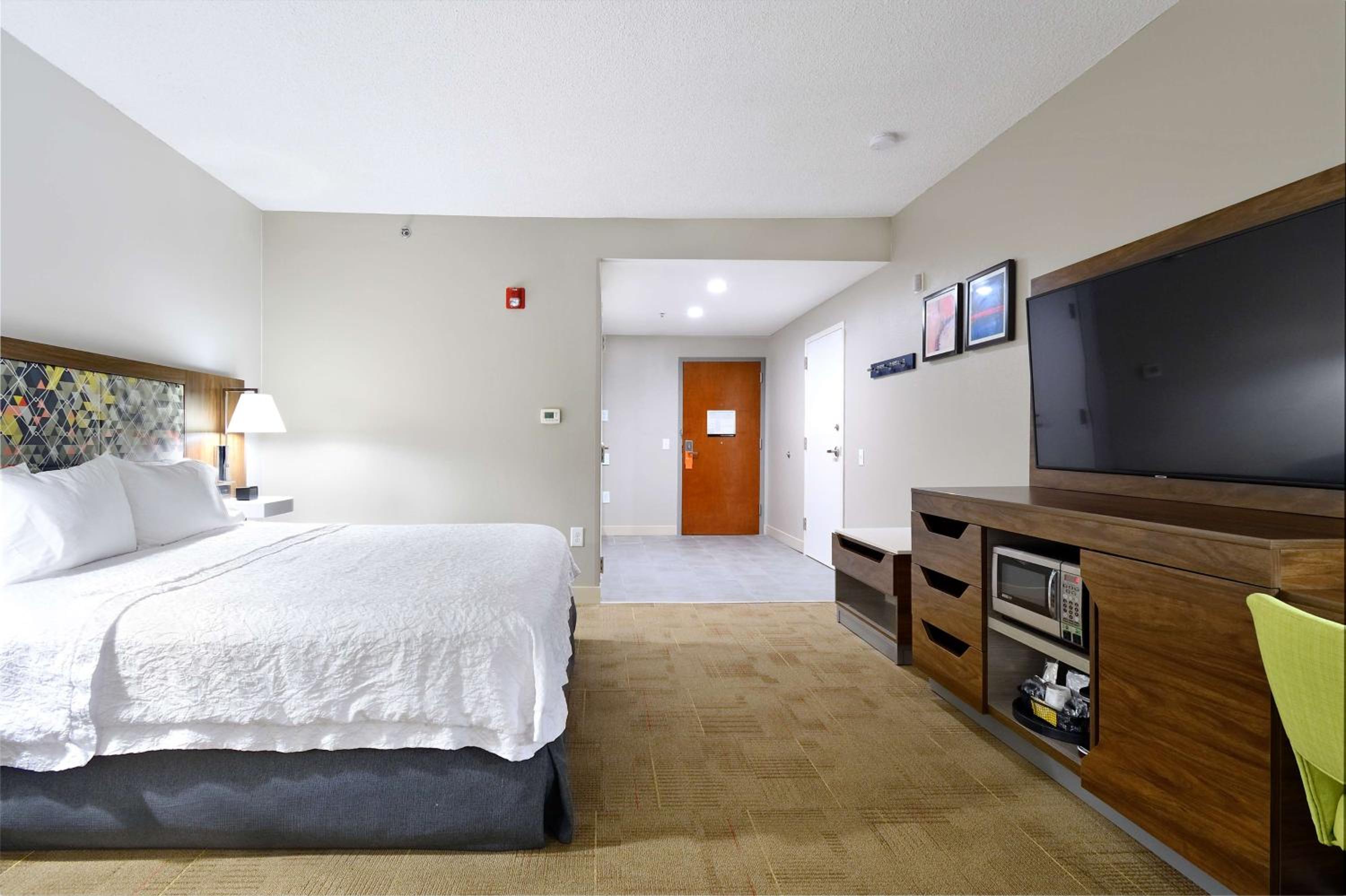 King Room with Accessible Tub - Mobility and Hearing Access/Non-Smoking - Photo 10