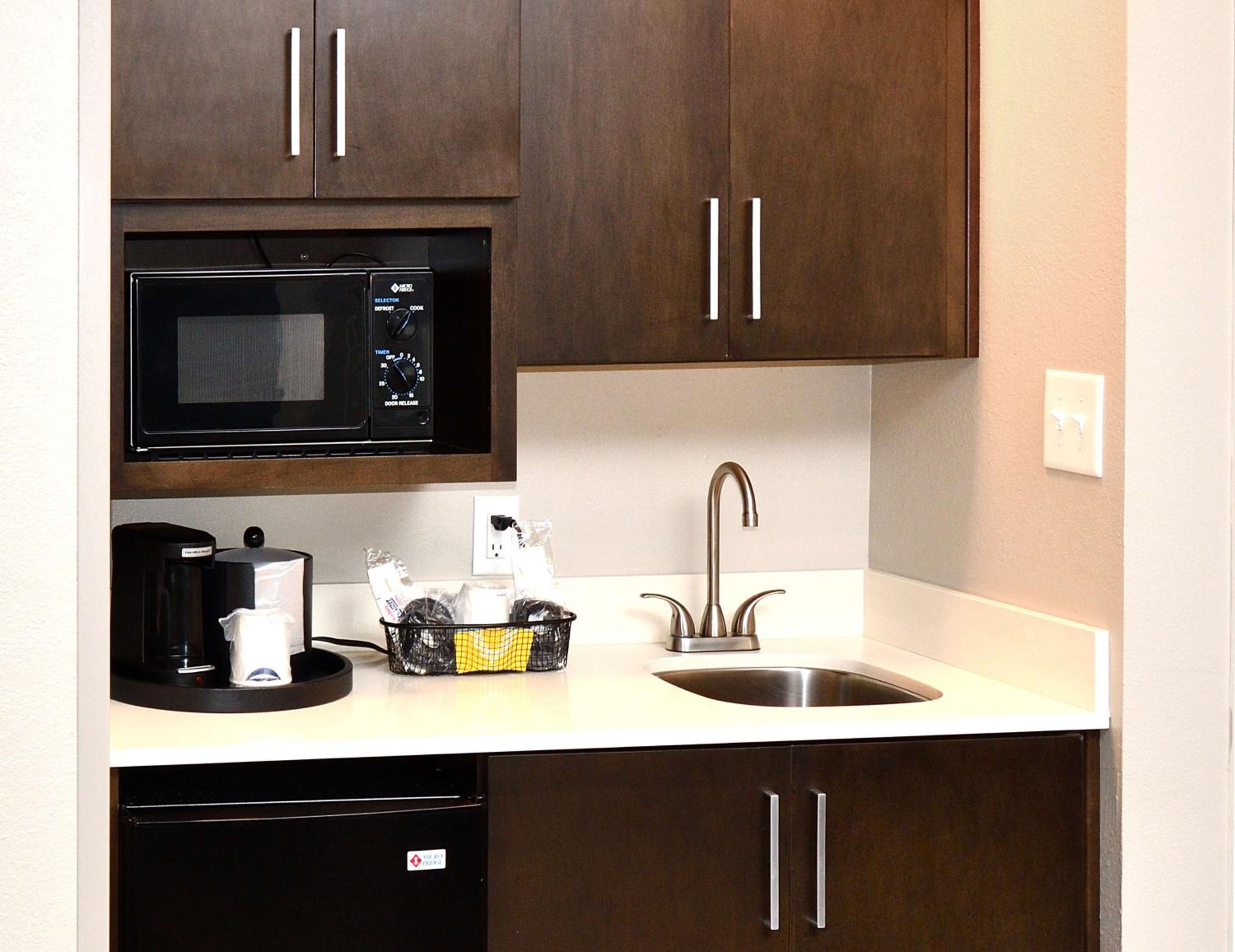 King Suite with Kitchen - Non-Smoking - Photo 3