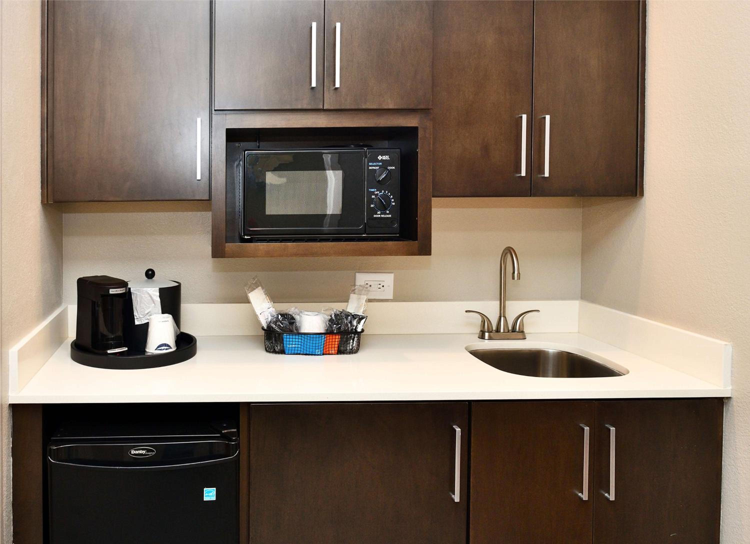 King Suite with Kitchen - Non-Smoking - Photo 4
