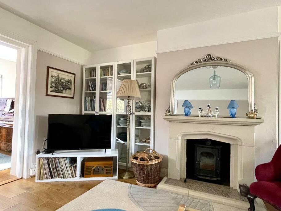 Three-Bedroom House photo 3