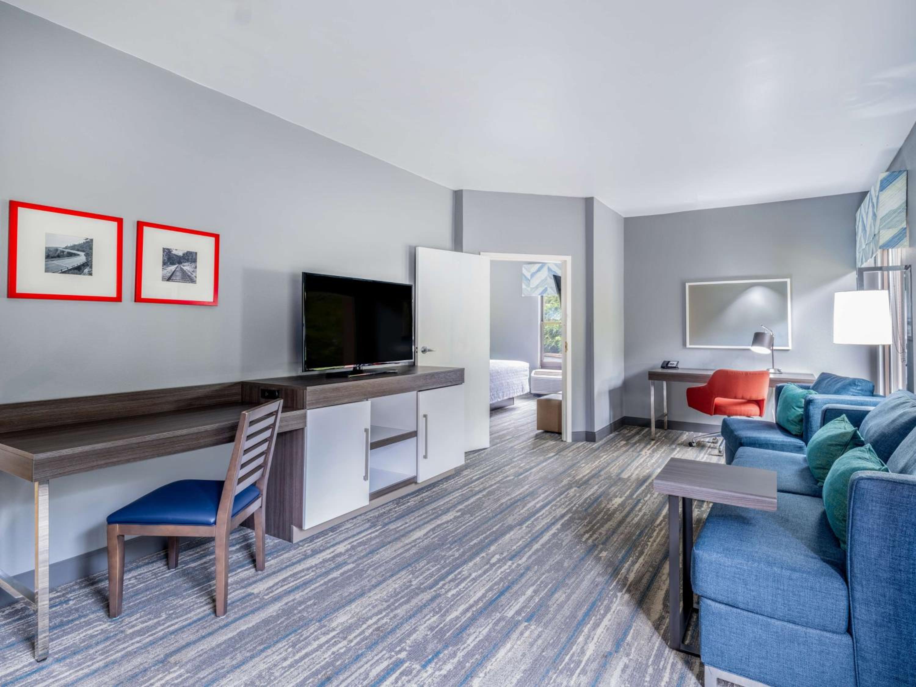 King Suite with Whirlpool - Non-Smoking - Photo 1