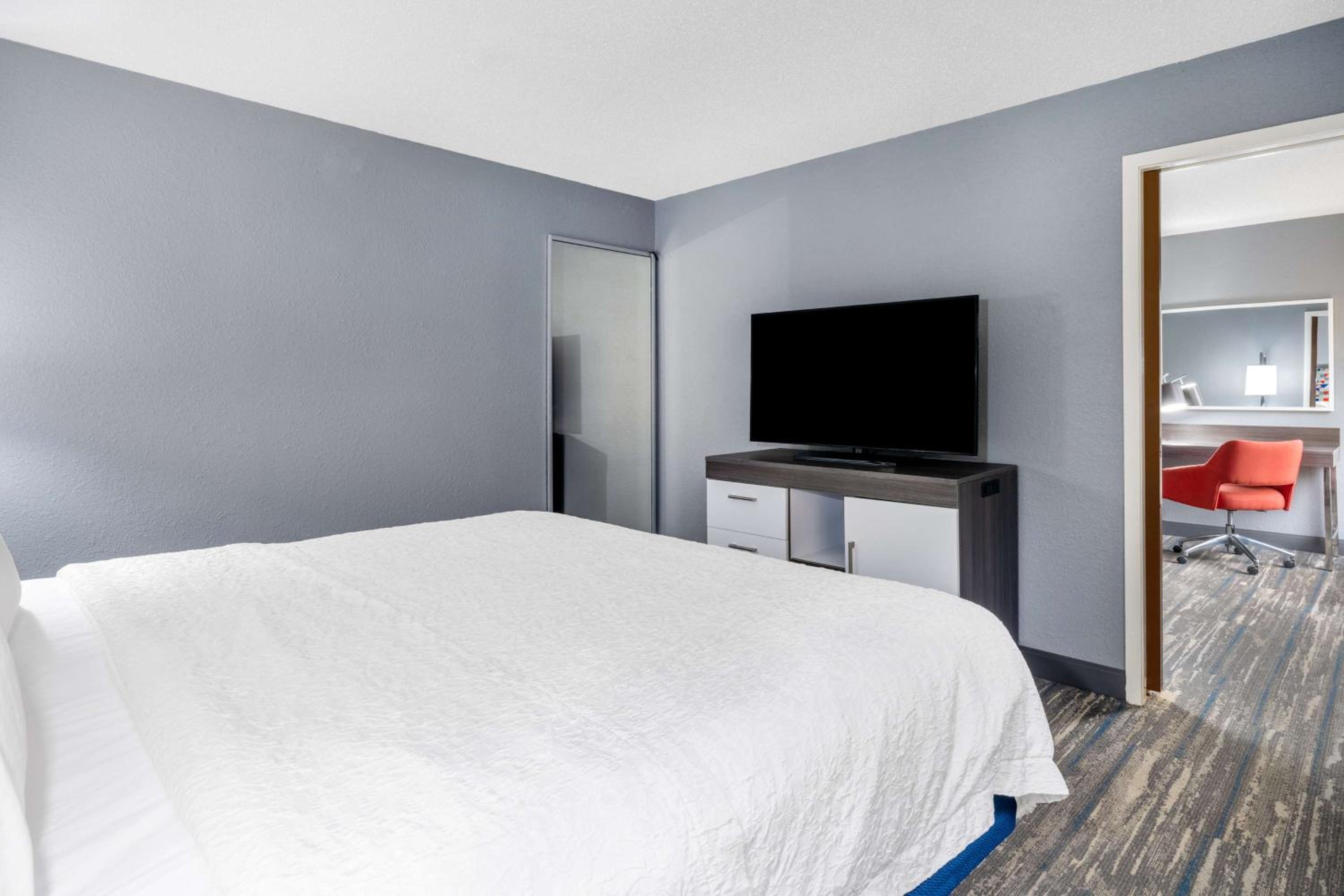 Junior King Suite with Sofa Bed - Non-Smoking - Photo 1