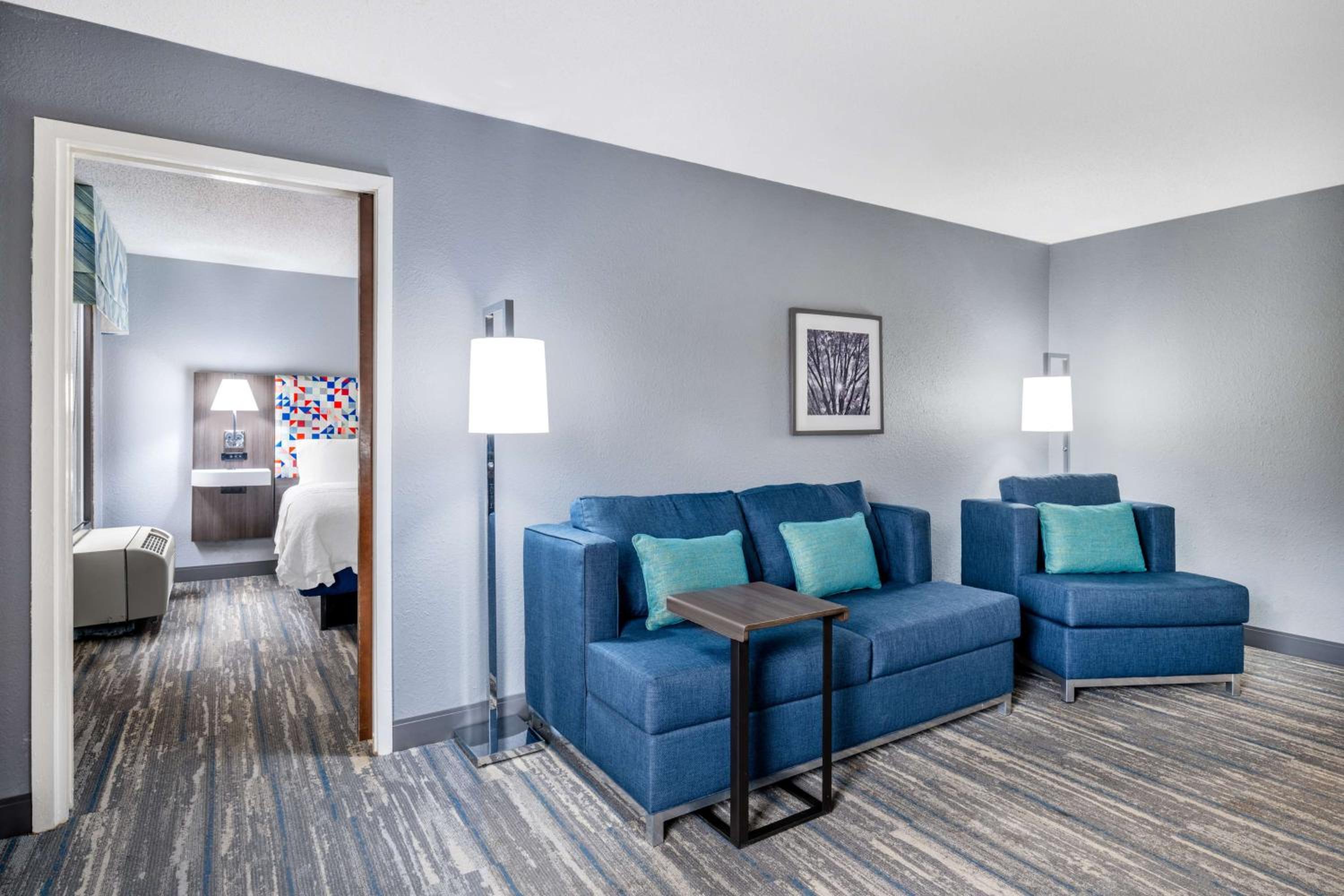 Junior King Suite with Sofa Bed - Non-Smoking - Photo 2