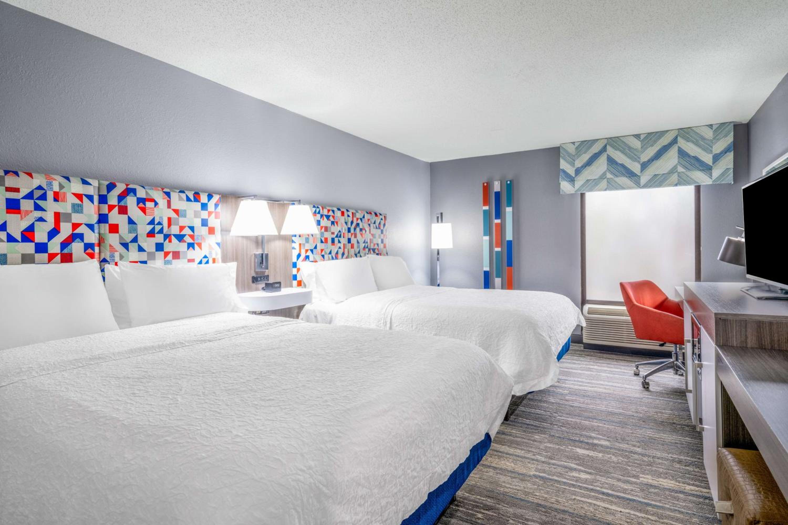 Room with Two Queen Beds - Non-Smoking - Photo 2