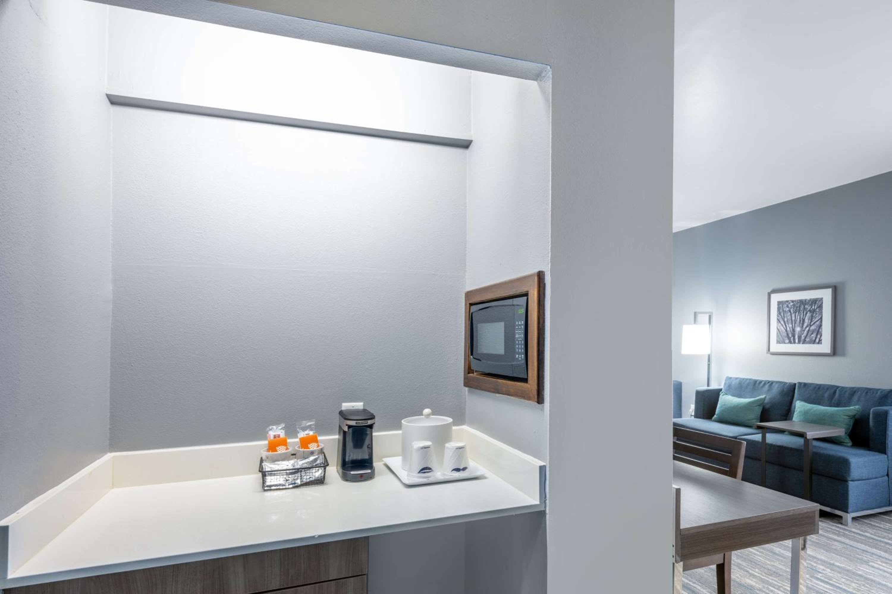 King Suite with Whirlpool - Non-Smoking - Photo 2