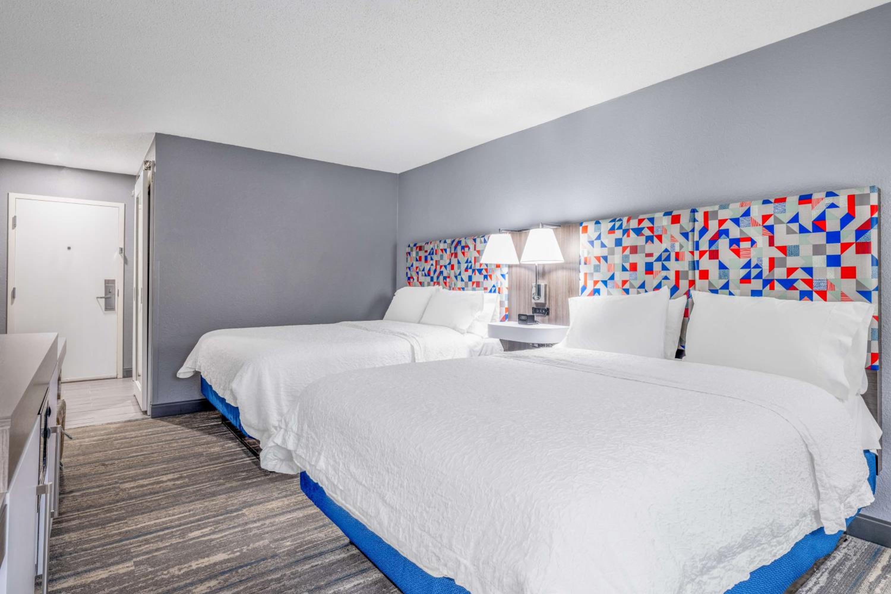 Room with Two Queen Beds - Non-Smoking - Photo 3