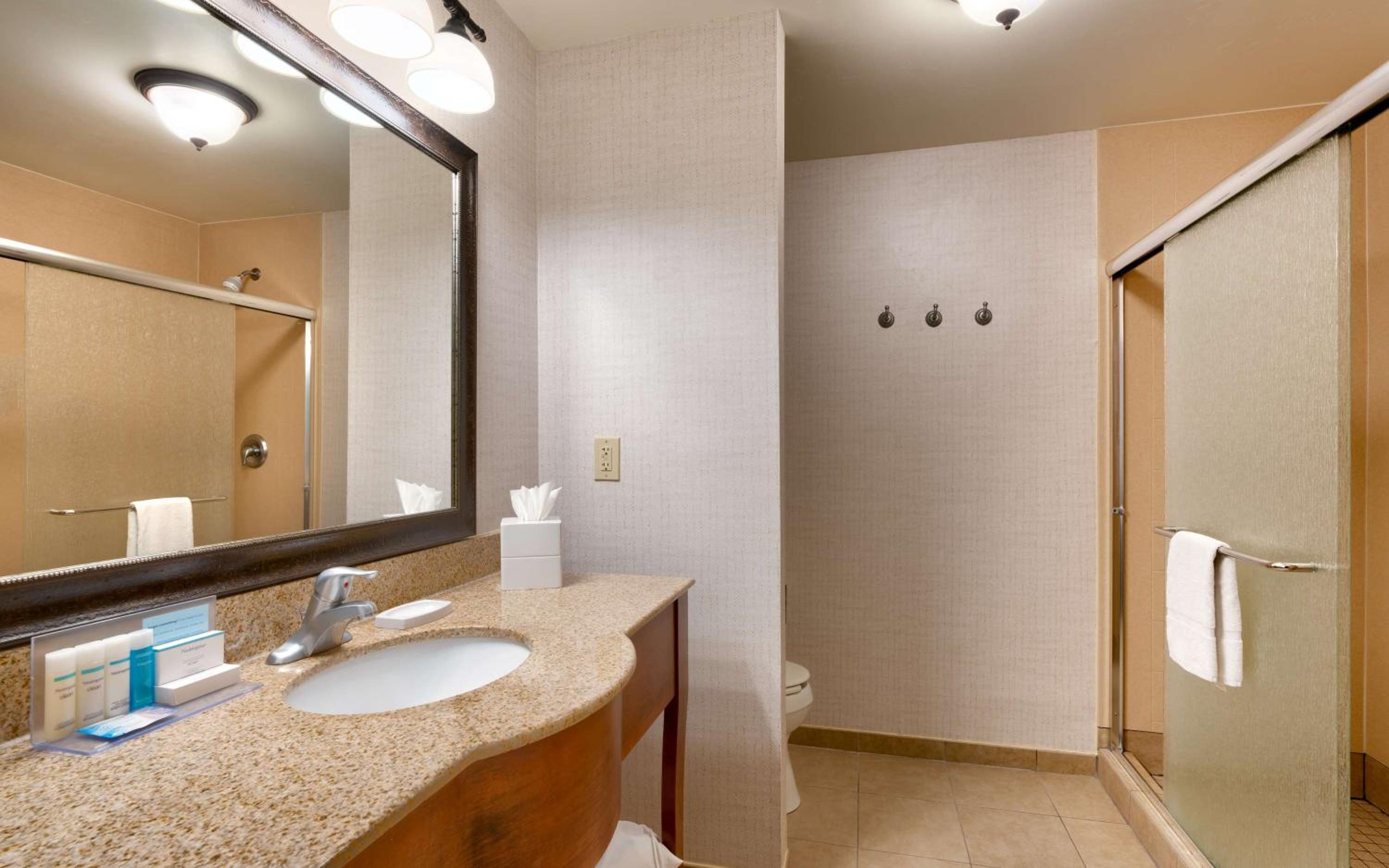 King Room with Balcony - Non-Smoking - Photo 4