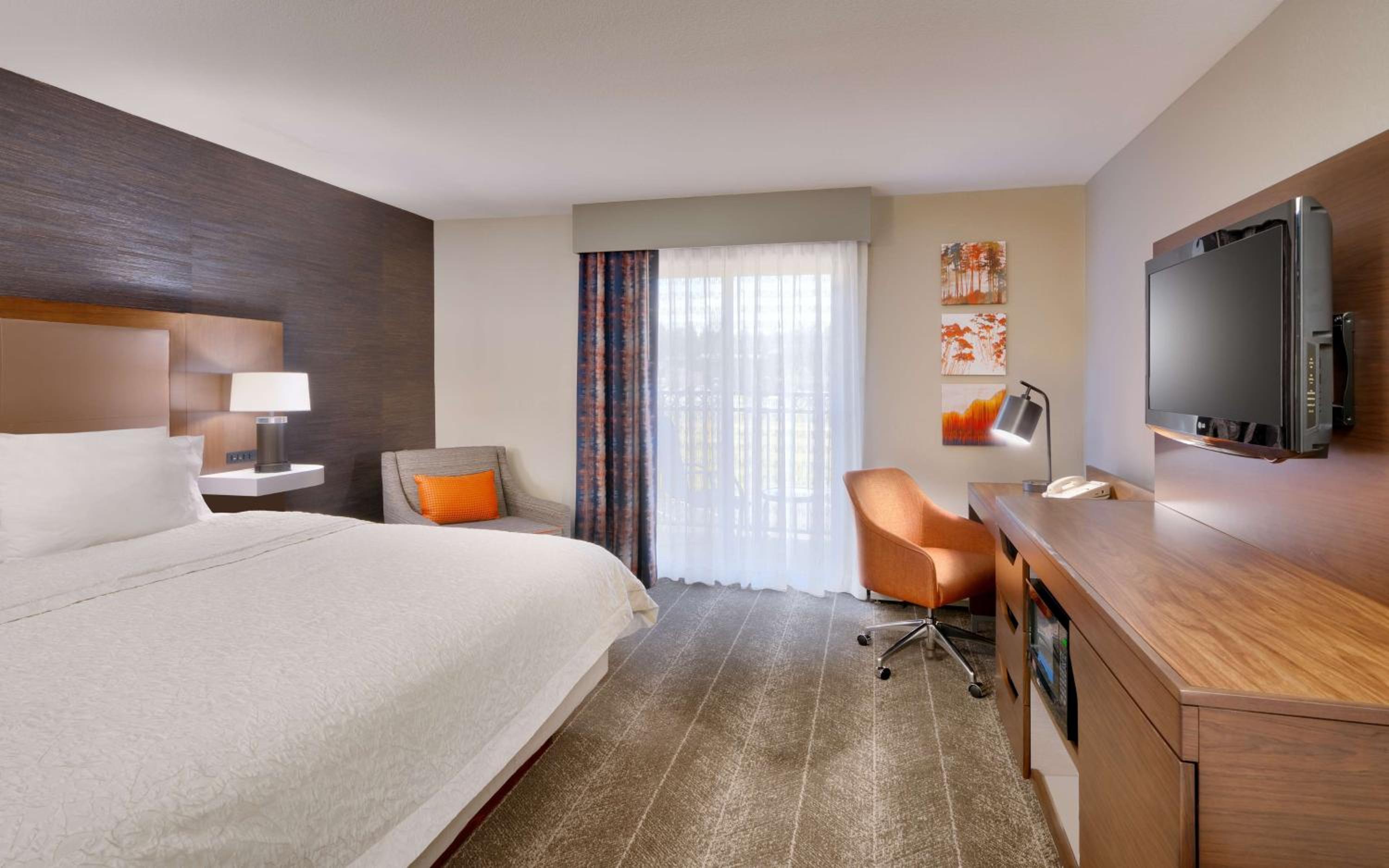 King Room with Balcony - Non-Smoking - Photo 2